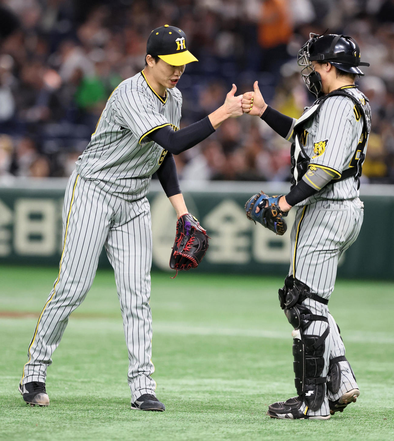 13日巨人戦で5セーブ目を挙げ梅野とタッチする湯浅京己
