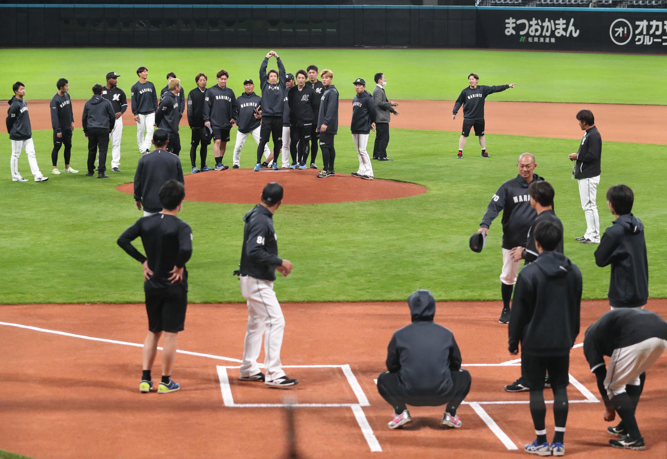 エスコンフィールド北海道のマウンドと打席を確認するロッテナイン（撮影・佐藤翔太）