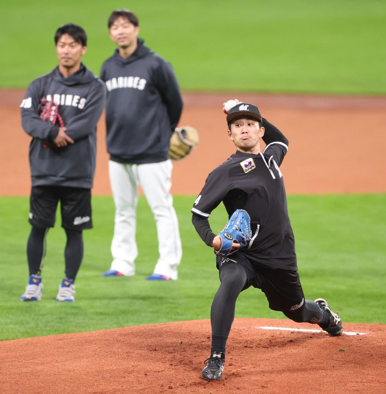 投球練習をするロッテ小島（撮影・佐藤翔太）