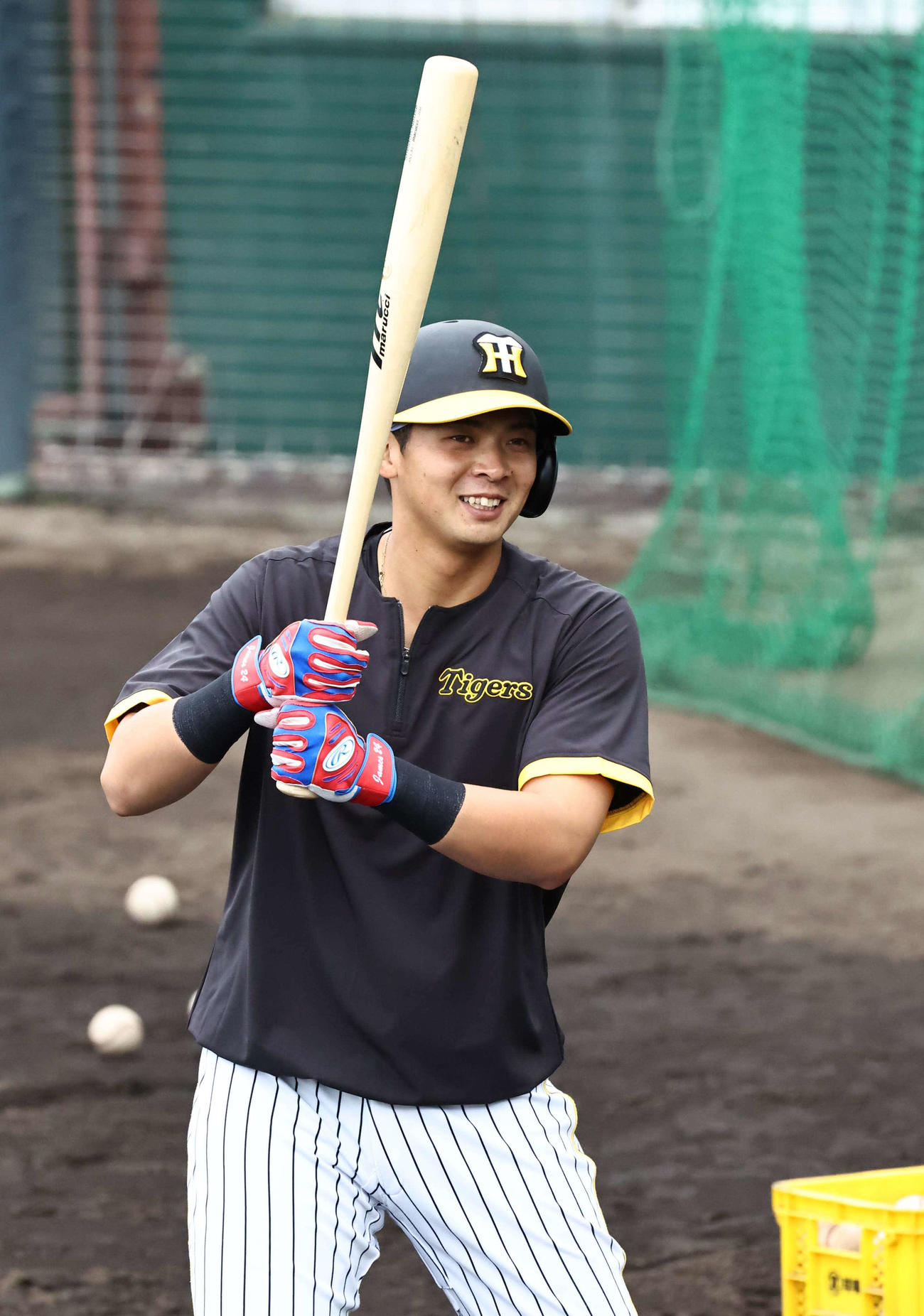 春季キャンプMVPの井上広大は笑顔を見せる（2023年2月27日撮影）