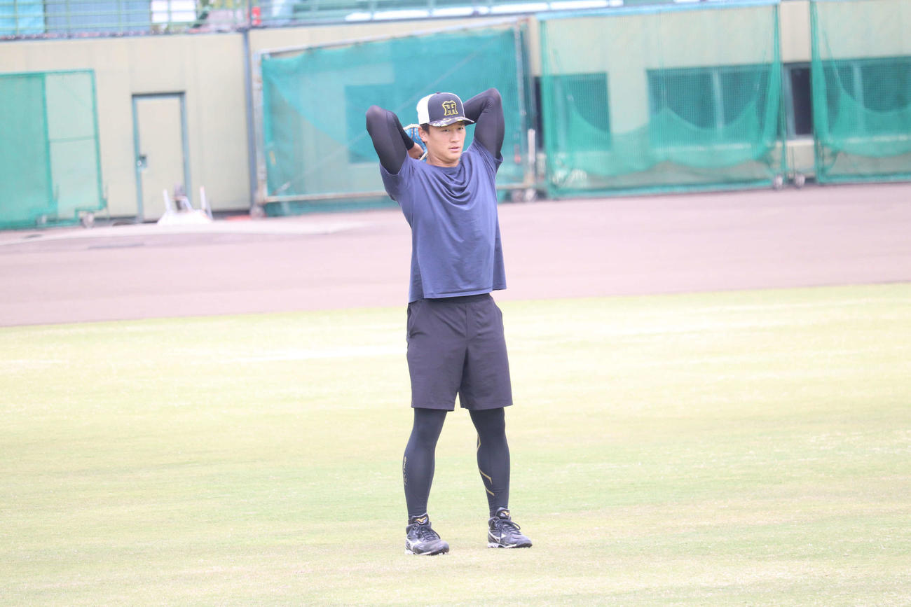 20歳の誕生日を迎えた阪神森木（撮影・波部俊之介）