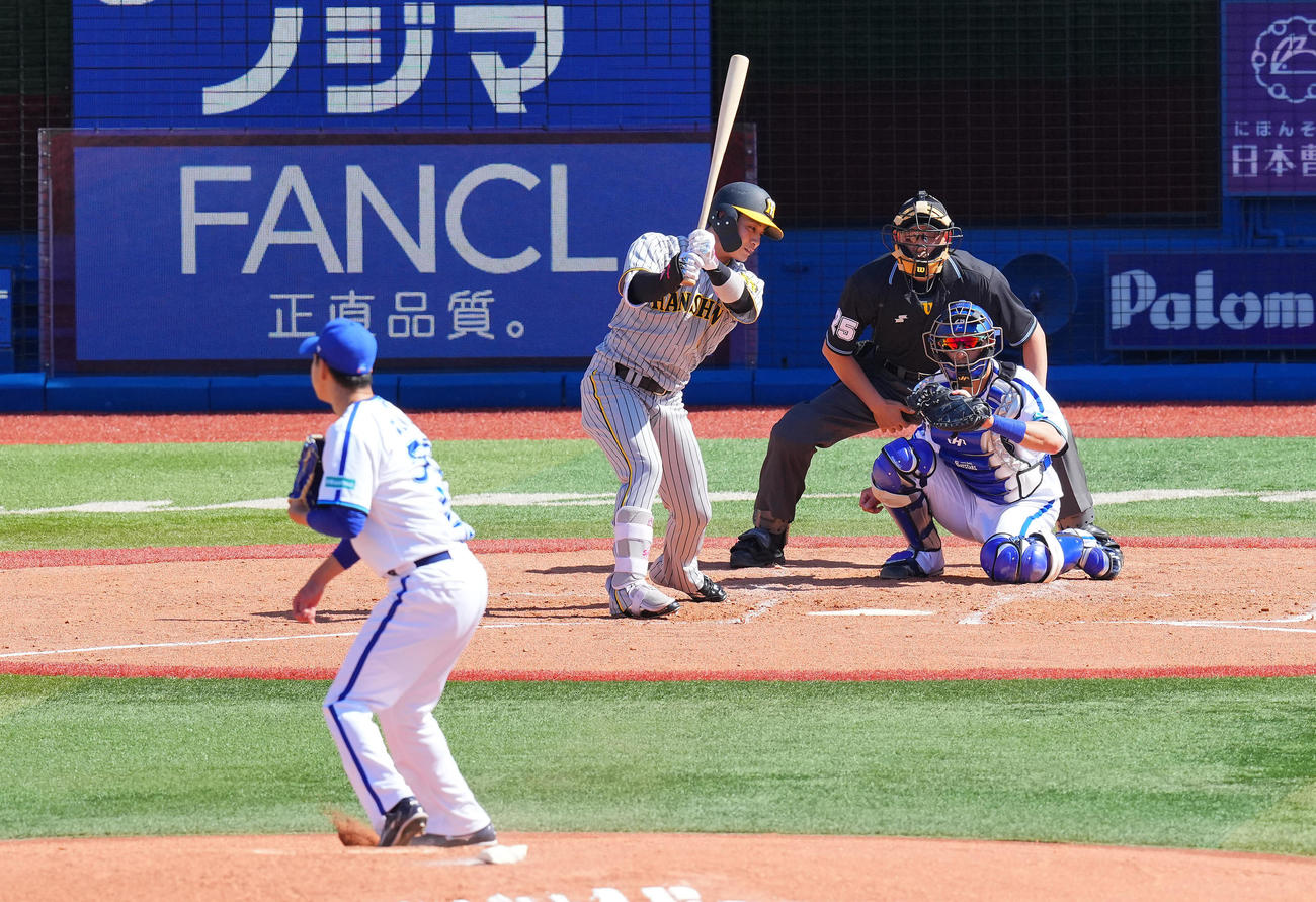 16日、DeNA対阪神　3回表阪神無死、空振り三振に倒れる木浪。投手平良