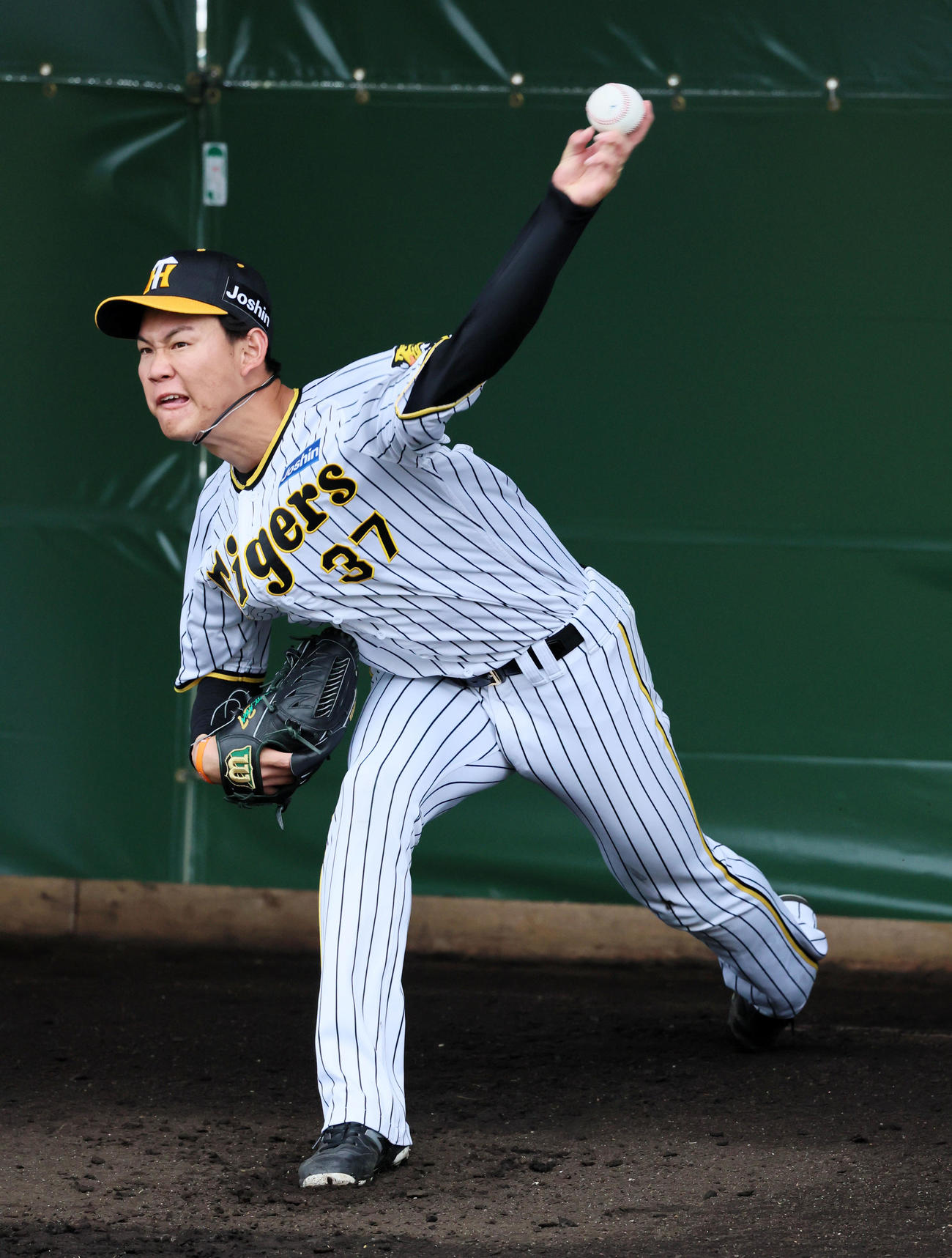 ブルペンで投球練習する及川（2023年2月10日撮影）