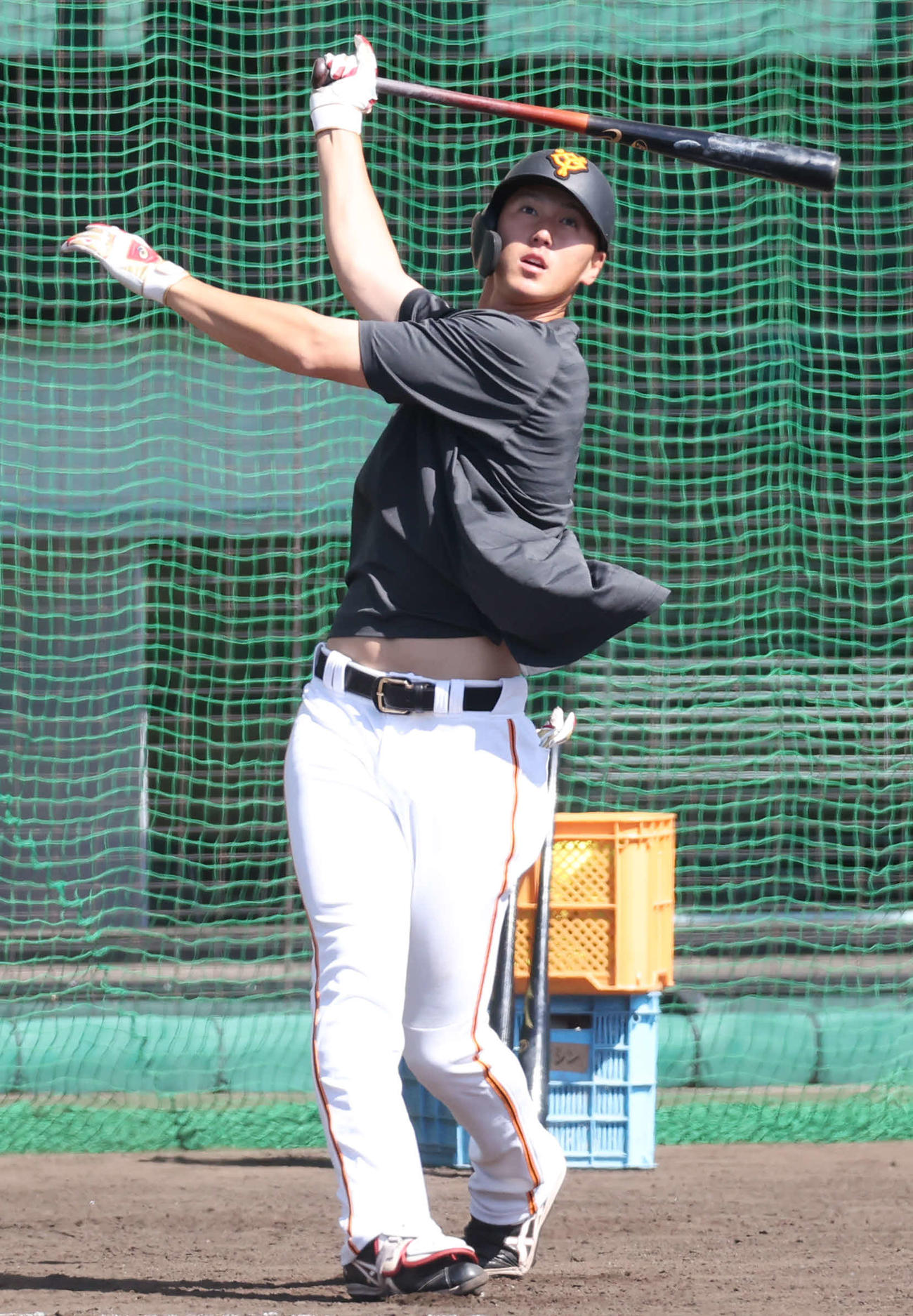 打撃練習する巨人秋広優人（2023年2月28日撮影）