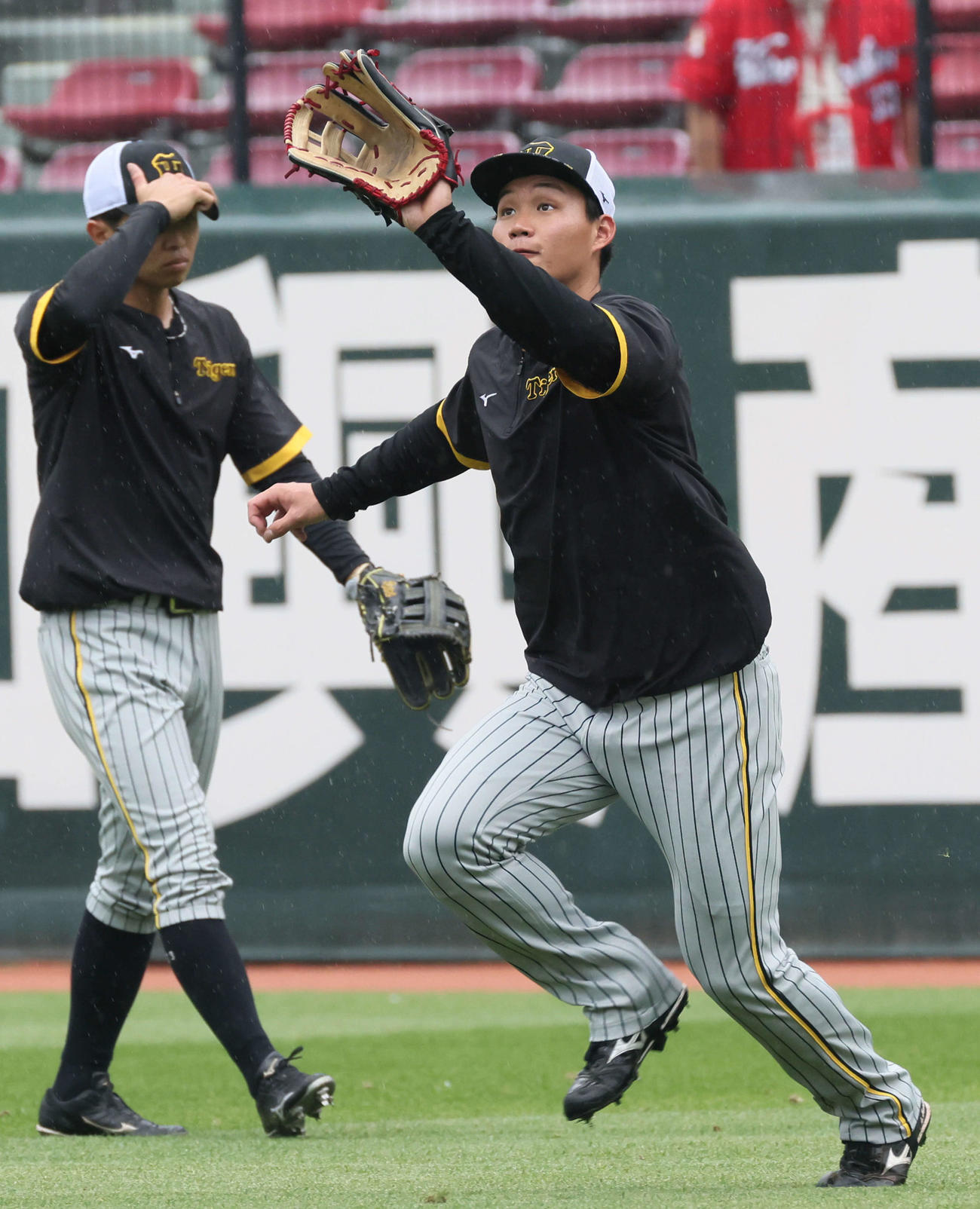 外野でノックを受ける森下（2023年4月6日撮影）