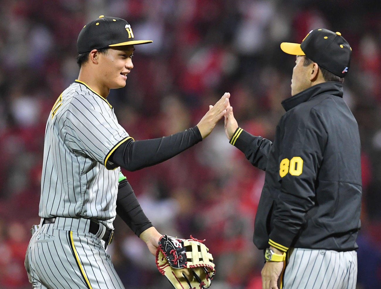 広島対阪神　広島に勝利し、岡田監督（右）とタッチを交わす森下（2023年4月4日撮影）