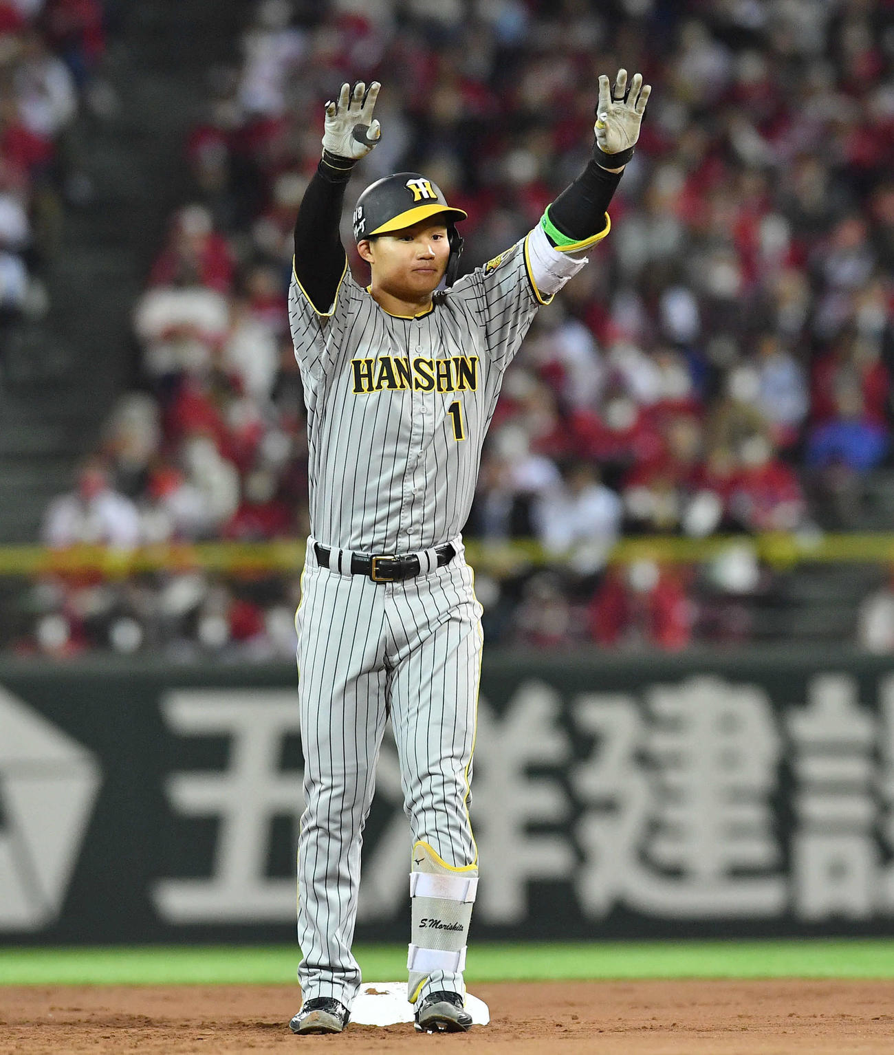 広島対阪神　4回表阪神1死一、二塁、勝ち越しの適時二塁打を放ち、ベンチに向かってポーズをとる森下（2023年4月4日撮影）
