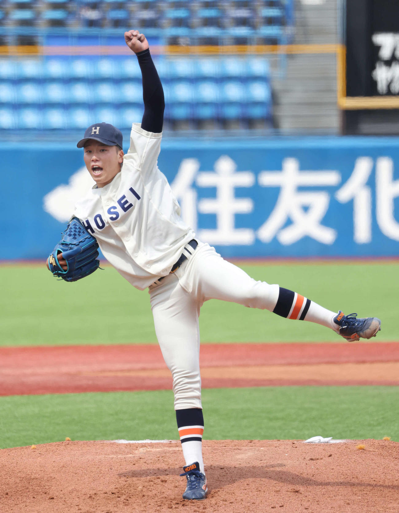 法大対立大　力投する法大先発の尾崎完太（撮影・丹羽敏通）