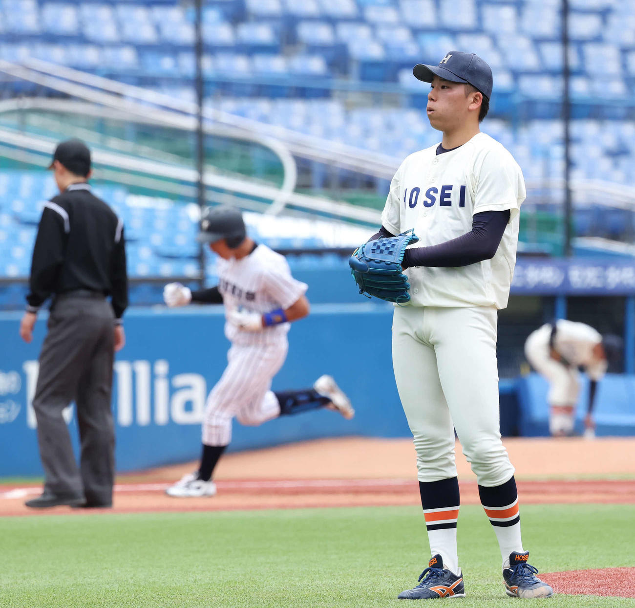 法大対立大　3回裏立大1死、菅谷に右越えソロ本塁打を打たれた尾崎完太（撮影・丹羽敏通）
