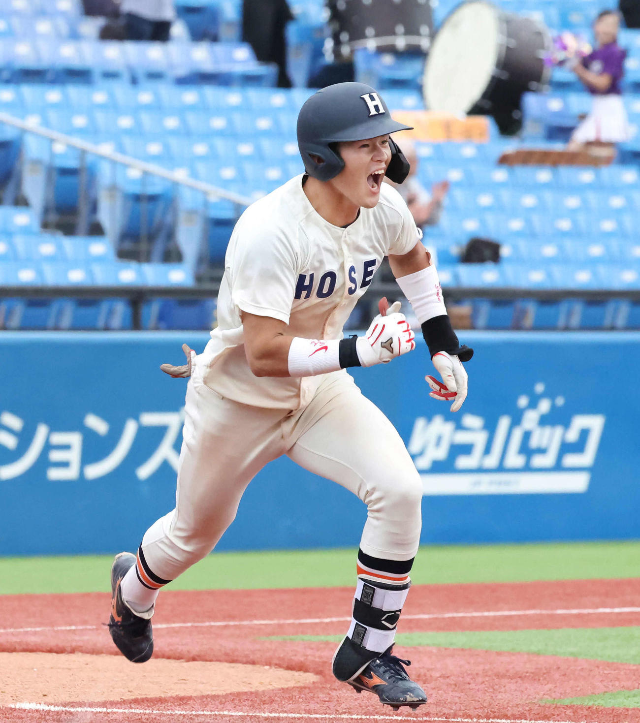法大対立大　7回表法大2死三塁、武川廉は左前適時打を放って雄たけびを上げる（撮影・丹羽敏通）