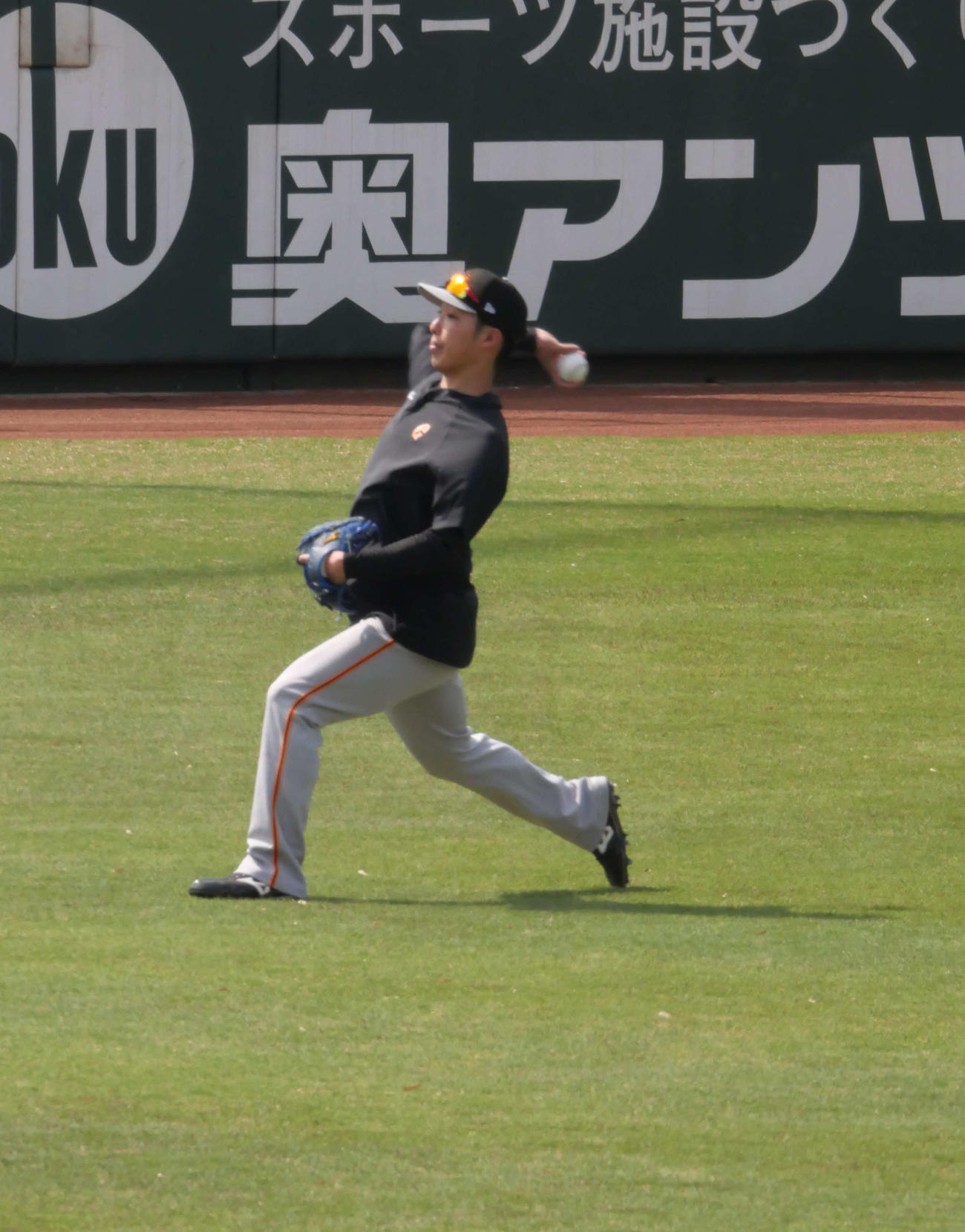 キャッチボールをする巨人赤星（撮影・上田悠太）