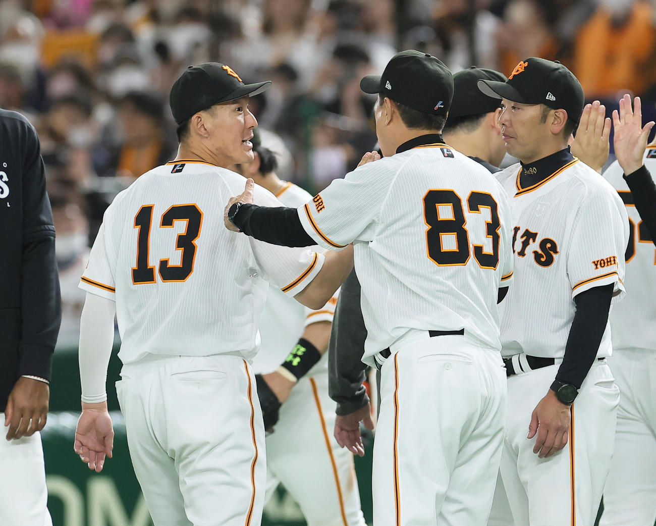 巨人対楽天　勝利した巨人原監督（中央）は梶谷（左）に声をかける。右は阿部コーチ（2023年3月25日撮影）