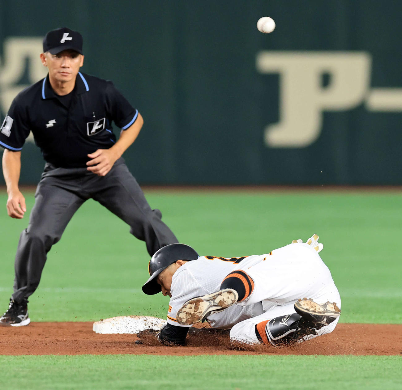 巨人対中日　2回裏巨人2死、梶谷は右二塁打を放ち二塁にヘッドスライディング（2023年4月1日撮影）