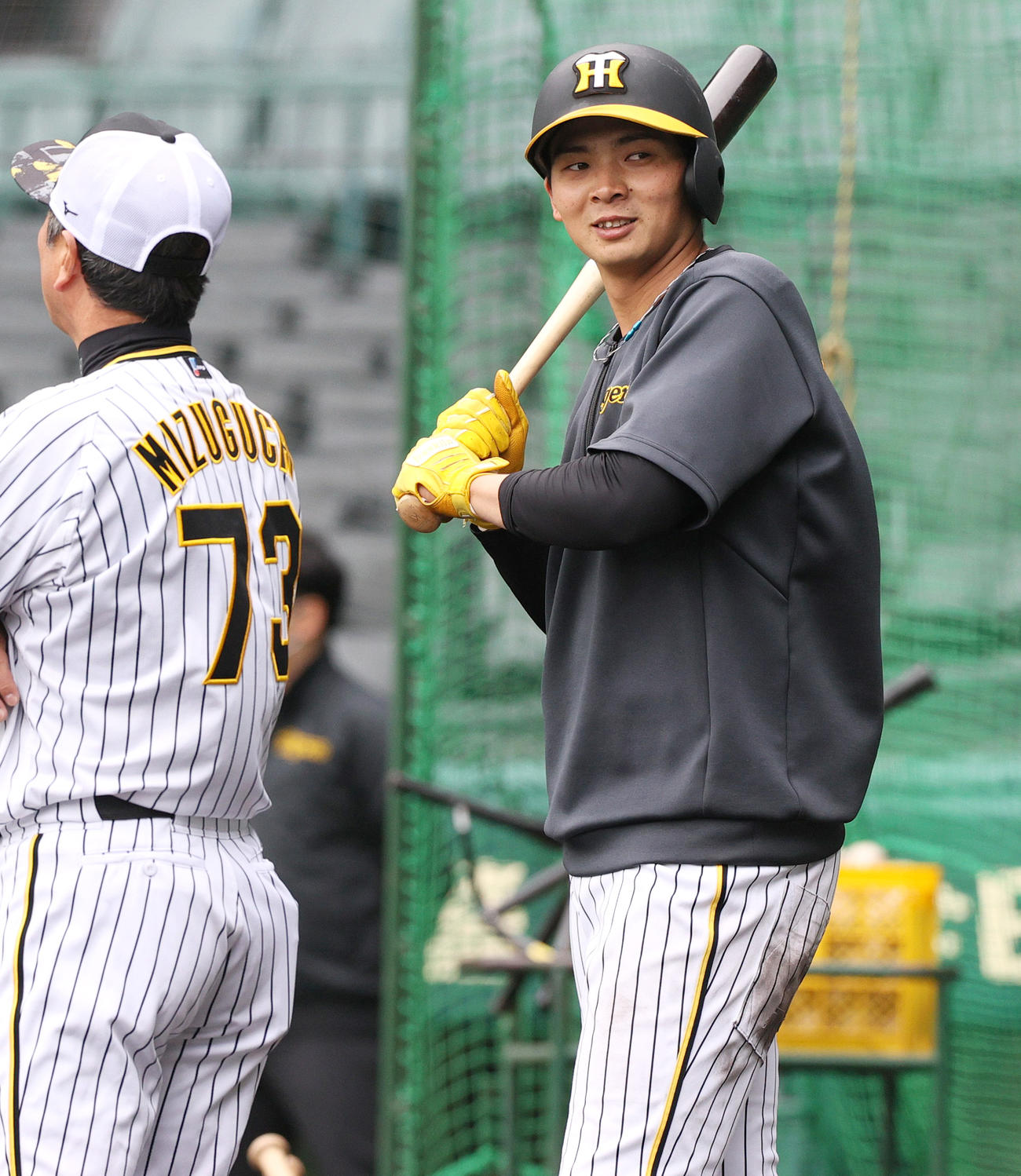 試合前の練習で笑顔を見せる阪神井上（撮影・上山淳一）