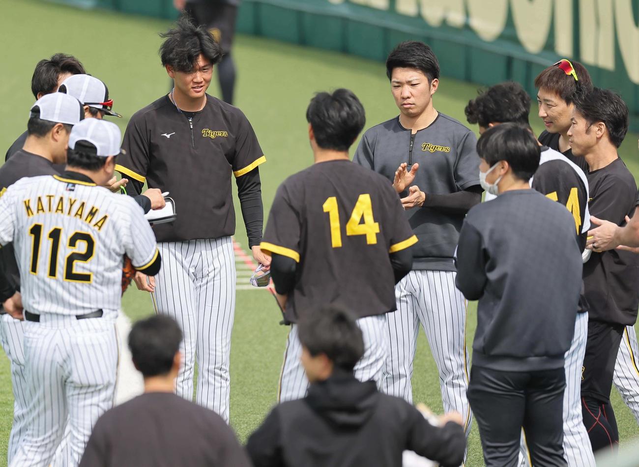 阪神対広島　1軍に合流した及川（中央左）は投手陣にあいさつをする（撮影・上田博志）