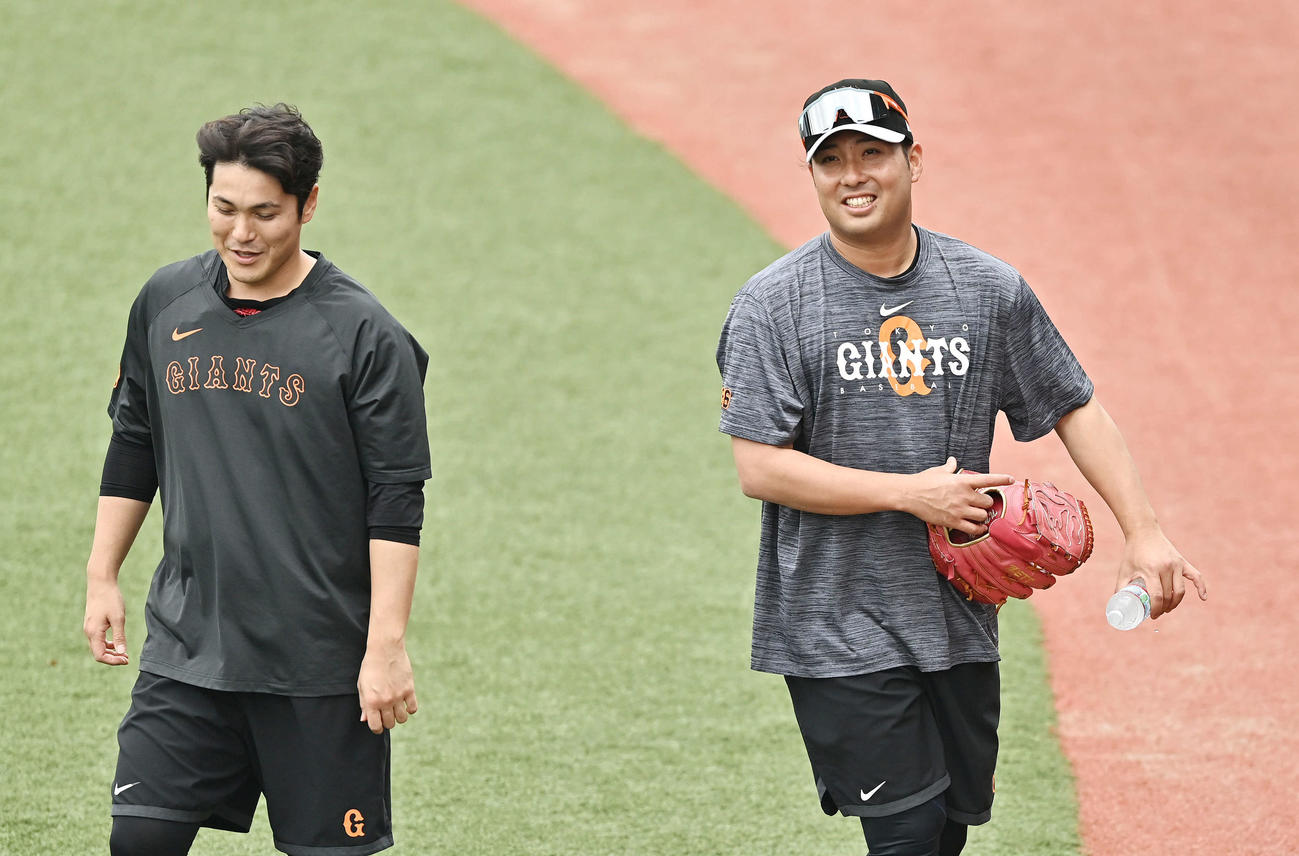 巨人対DeNA　試合前練習で笑顔の巨人鍵谷（左）と今村（撮影・滝沢徹郎）