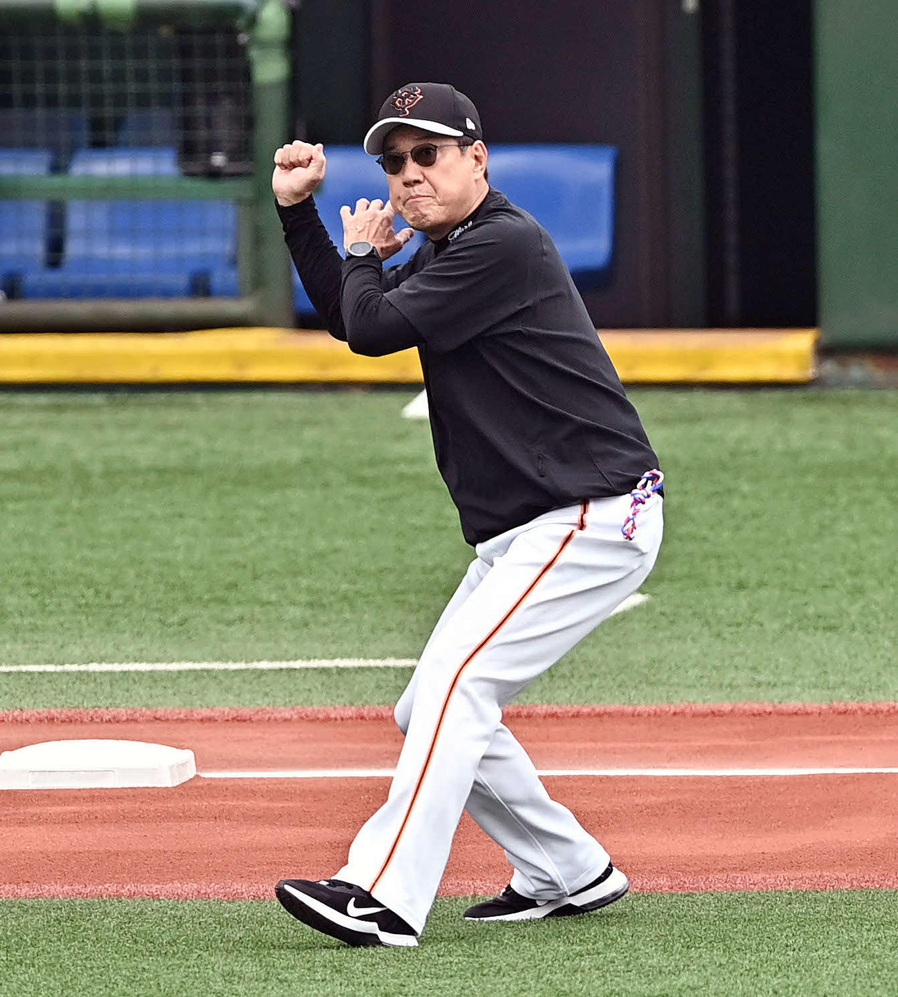 巨人対DeNA　試合前練習で巨人原監督は岡本和に守備の指導をする（撮影・滝沢徹郎）