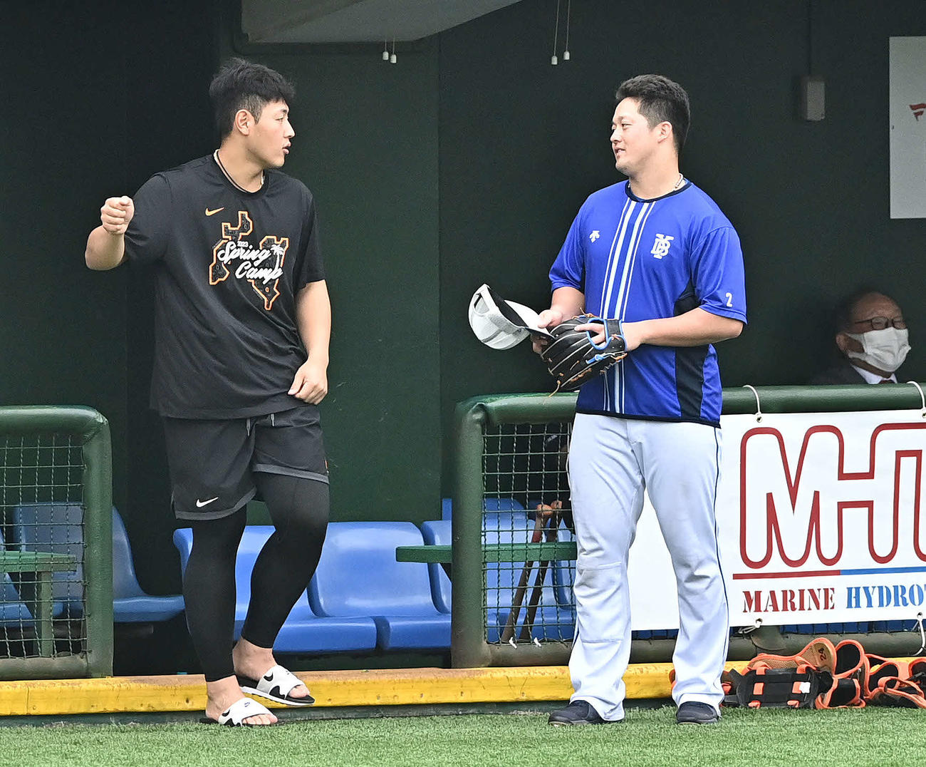 巨人対DeNA　試合前練習で話す巨人岡本和（左）とDeNA牧（撮影・滝沢徹郎）