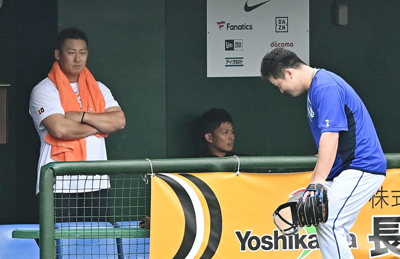 巨人対DeNA　試合前練習でDeNA牧（右）は巨人中田翔にあいさつする（撮影・滝沢徹郎）
