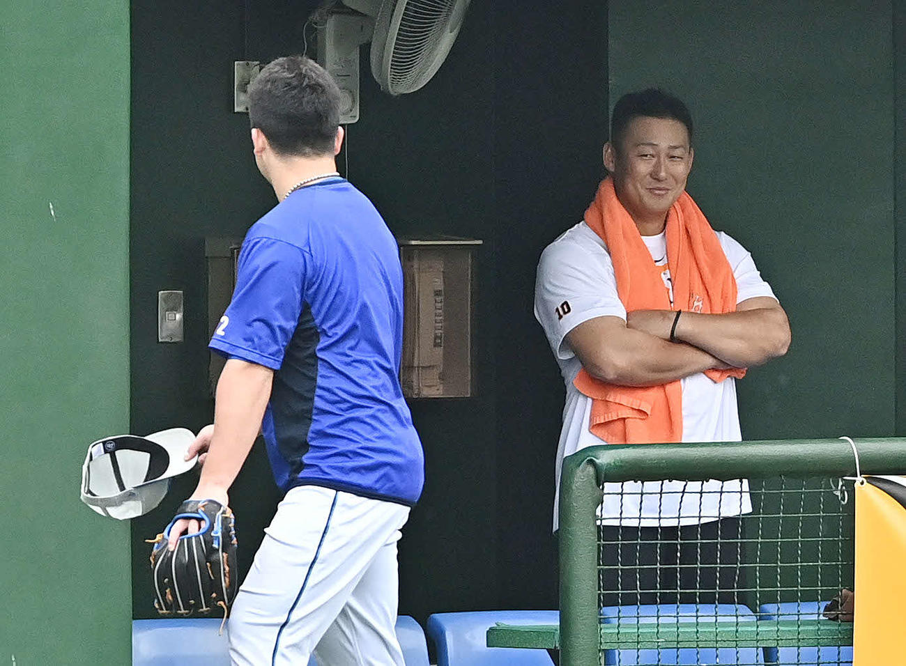 巨人対DeNA　試合前練習で巨人中田翔（右）はDeNA牧に笑顔を向ける（撮影・滝沢徹郎）