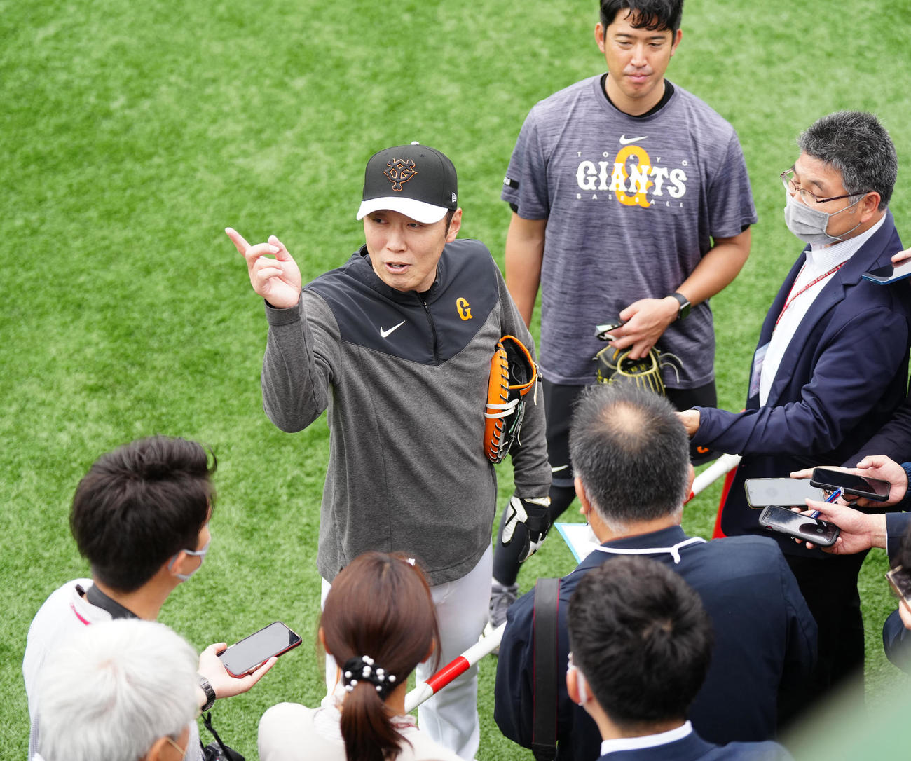巨人対DeNA　試合前、取材に応じる巨人村田ブルペンコーチ（中央左）（撮影・江口和貴）