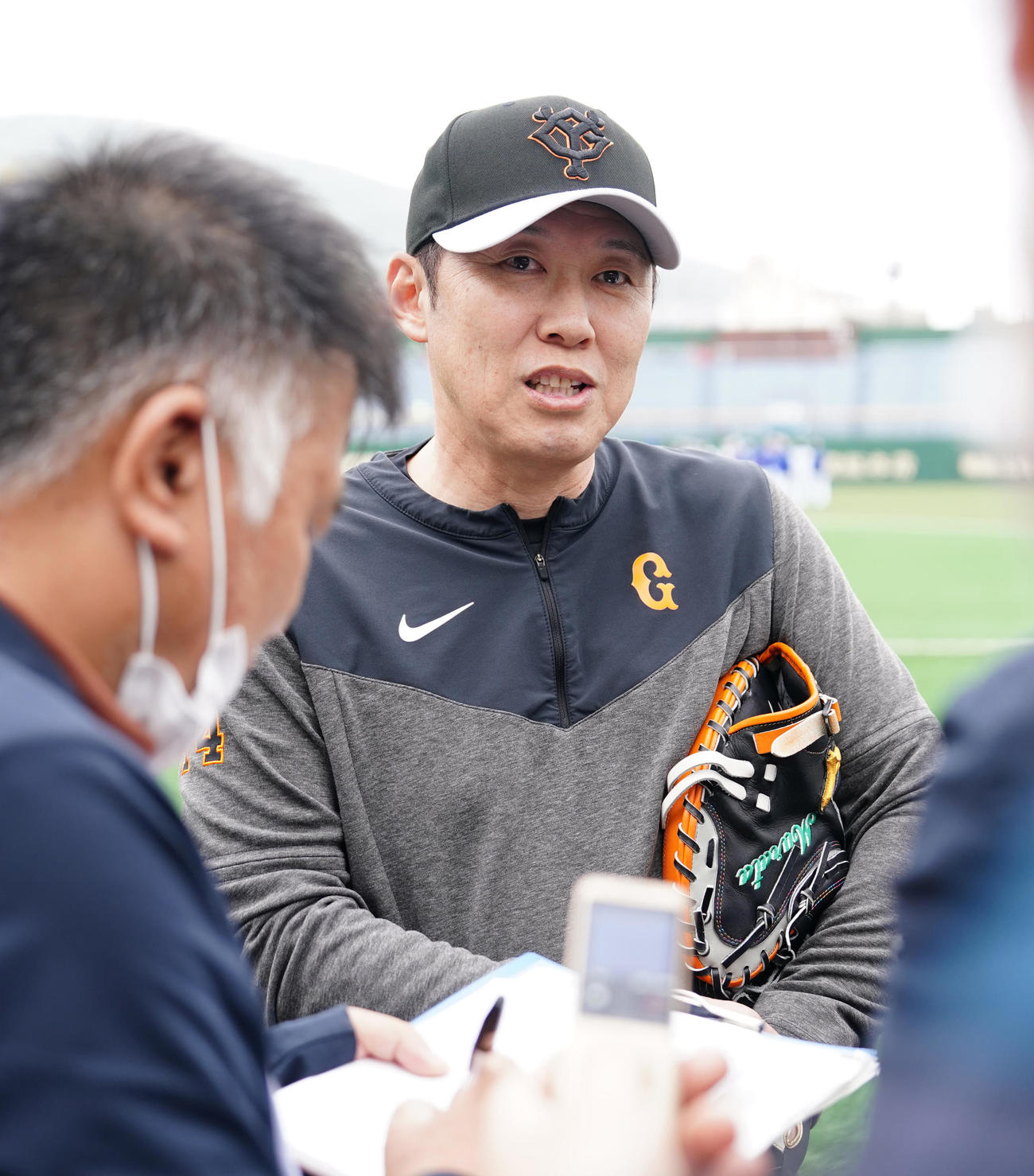 巨人対DeNA　試合前、取材に応じる巨人村田ブルペンコーチ（撮影・江口和貴）
