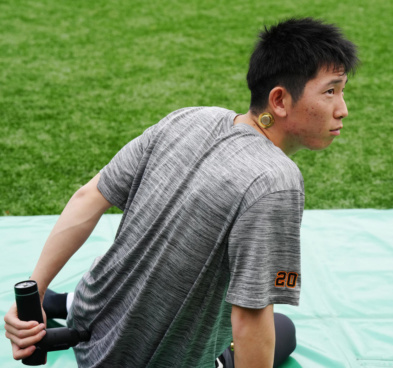 巨人対DeNA　試合前、調整する巨人戸郷（撮影・江口和貴）
