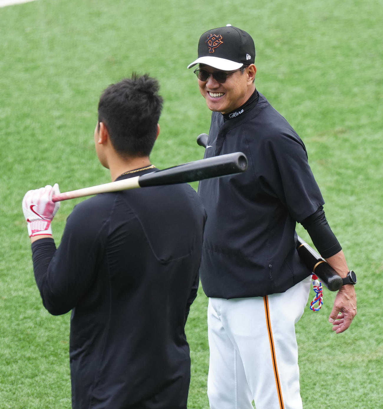 巨人対DeNA　試合前練習中、巨人岡本和（左）と言葉を交わす原監督（撮影・江口和貴）