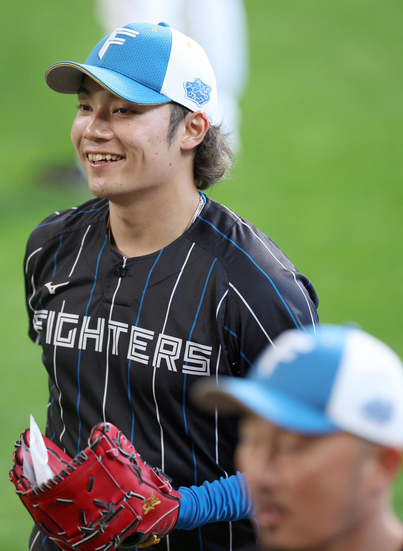 日本ハム対ロッテ　笑顔でブルペンに向かう日本ハム伊藤（撮影・佐藤翔太）