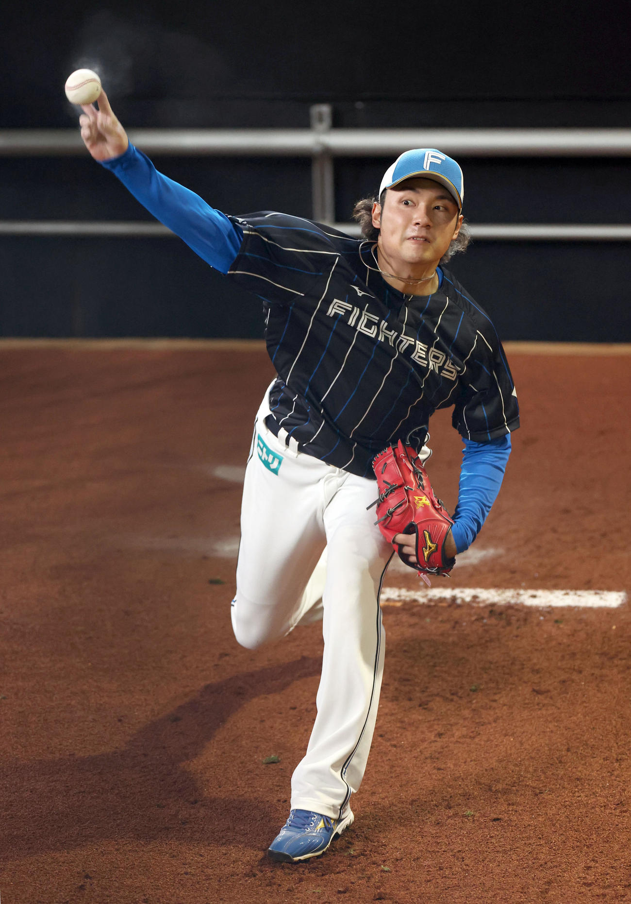 日本ハム対ロッテ　ブルペンで投球練習をする日本ハム伊藤（撮影・佐藤翔太）