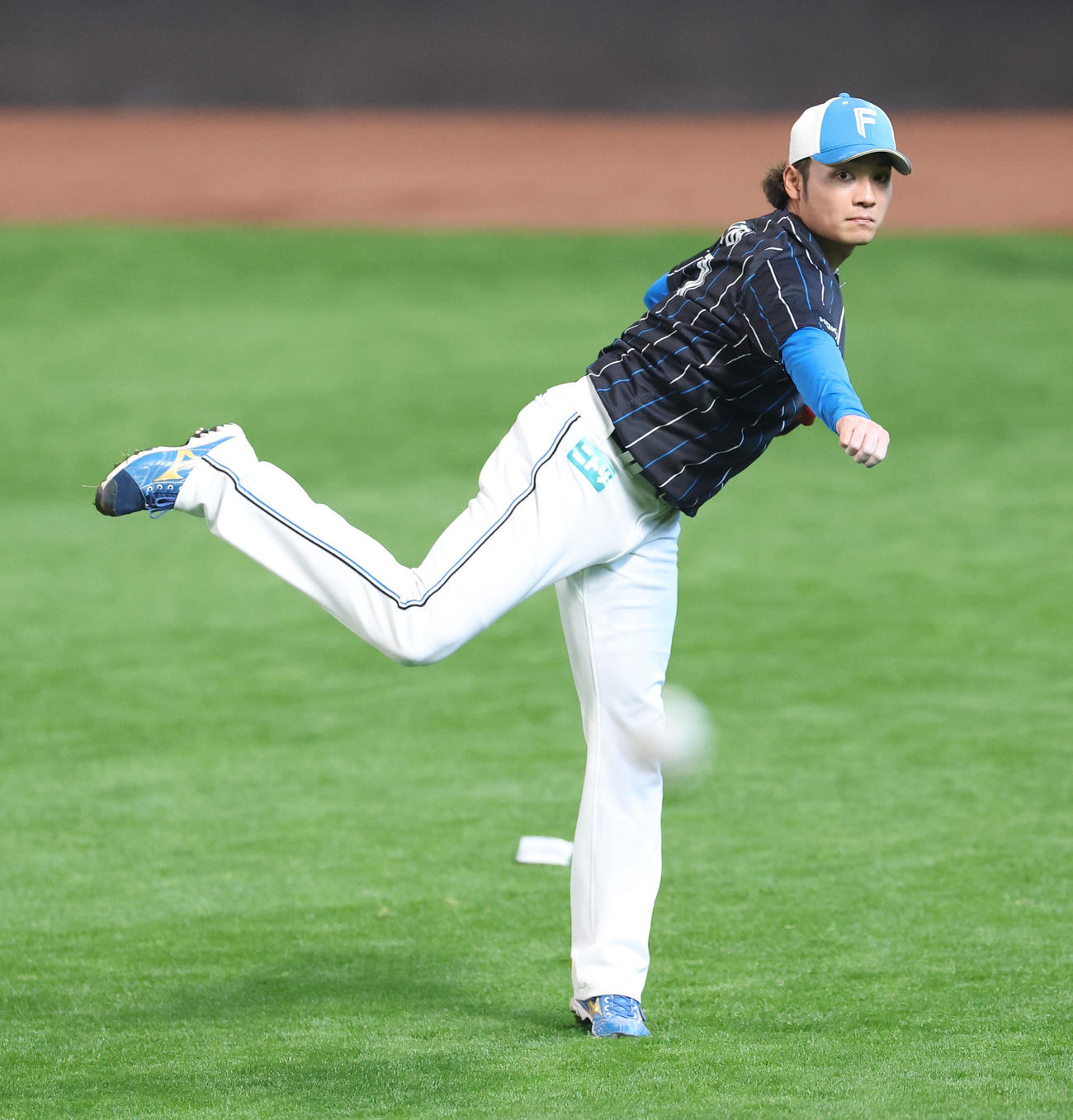 日本ハム対ロッテ　キャッチボールをする日本ハム伊藤（撮影・佐藤翔太）