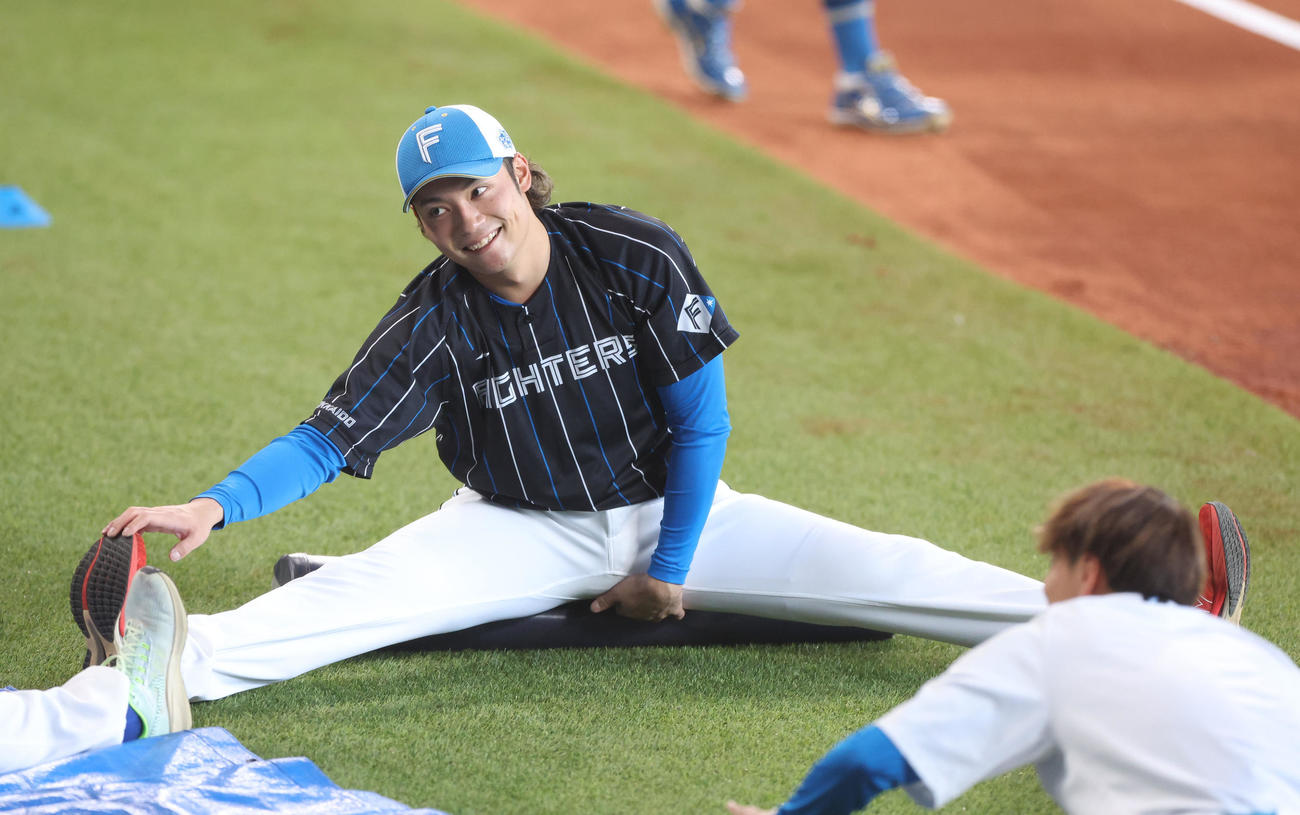 日本ハム対ロッテ　笑顔でストレッチをする日本ハム伊藤（撮影・佐藤翔太）