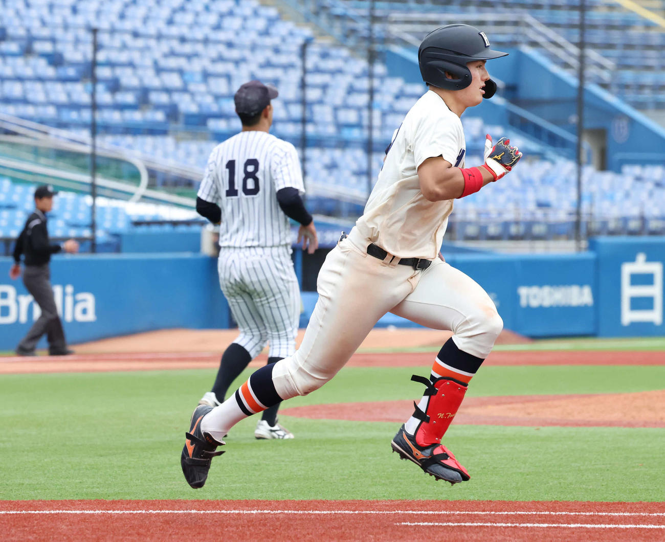 法大対立大　7回表法大無死二塁、内海壮は先発池田（奥）から左前安打を放って一塁へ向かう（撮影・丹羽敏通）