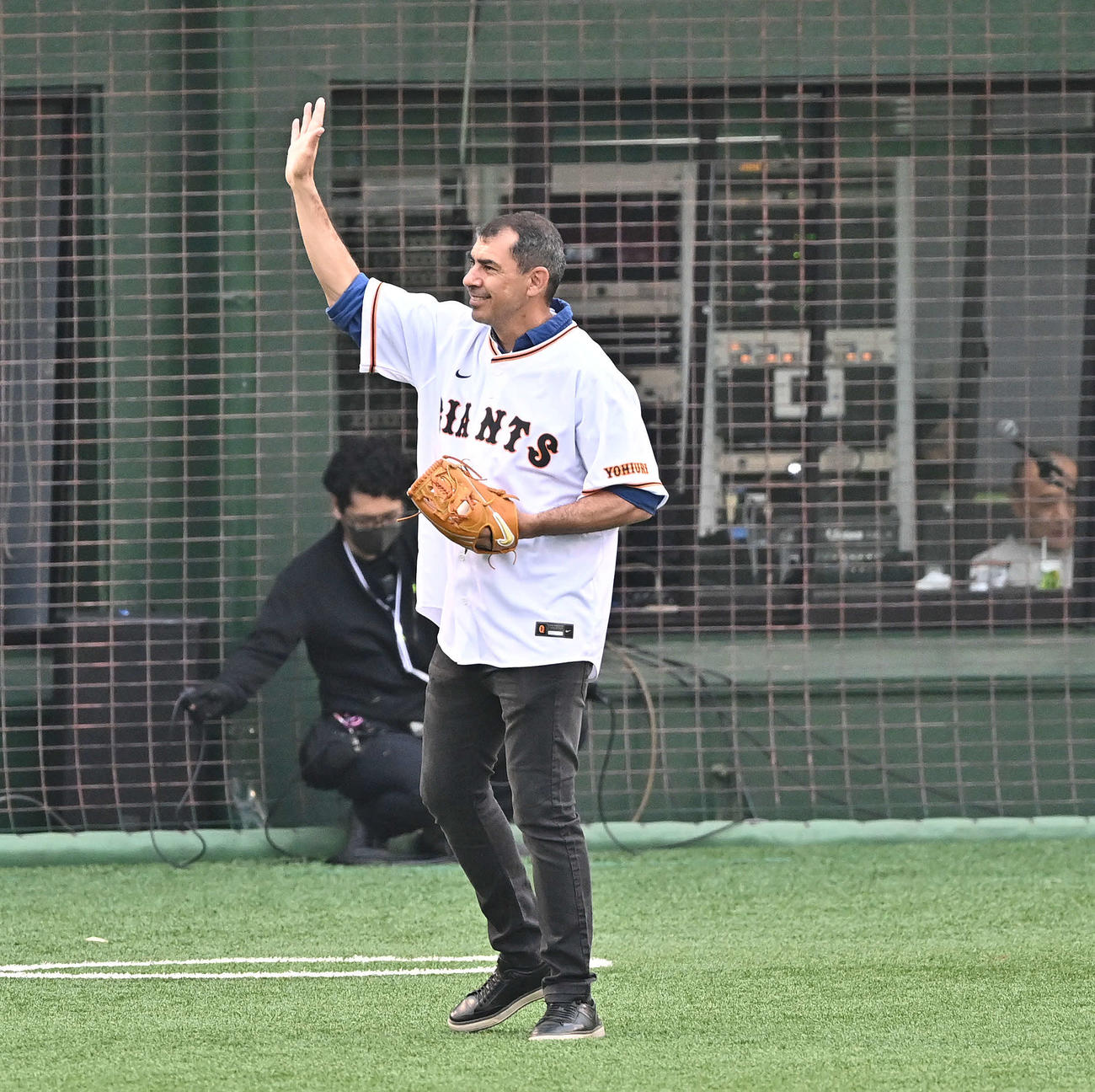 巨人対DeNA　始球式に臨むV・ファーレン長崎のファビオ・カリーレ監督（撮影・滝沢徹郎）