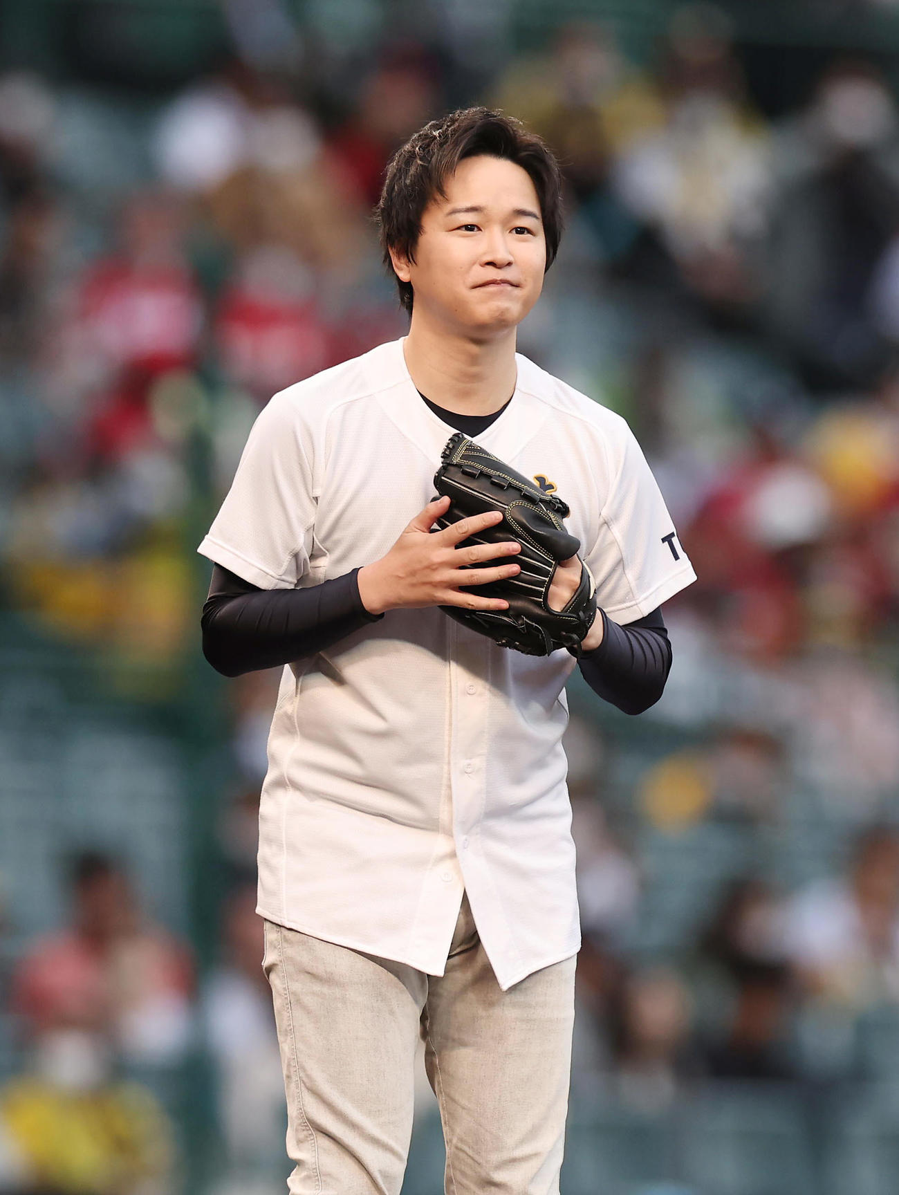 阪神対広島　ファーストピッチセレモニーで投球した声優の逢坂良太（撮影・前田充）