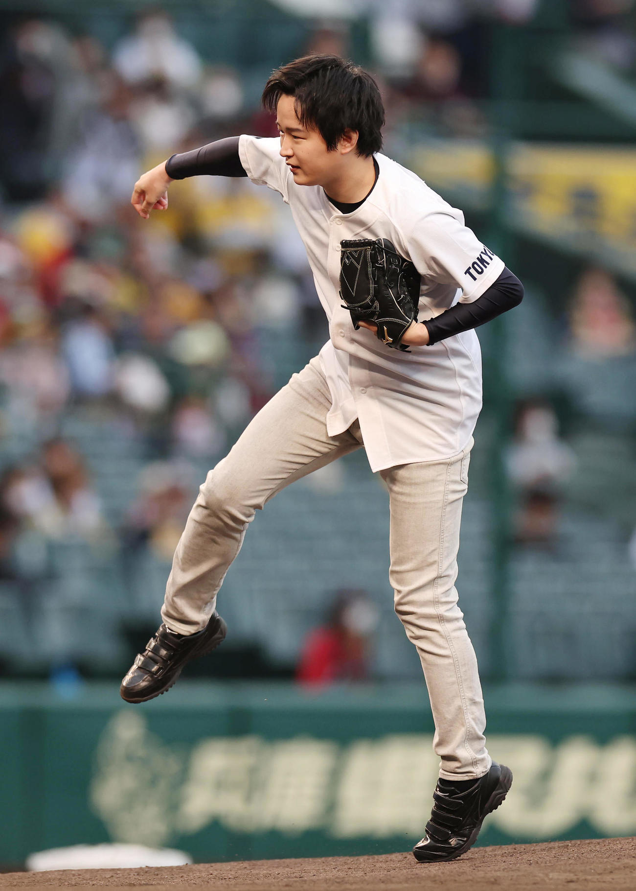 阪神対広島　ファーストピッチセレモニーで投球する声優の逢坂良太（撮影・前田充）