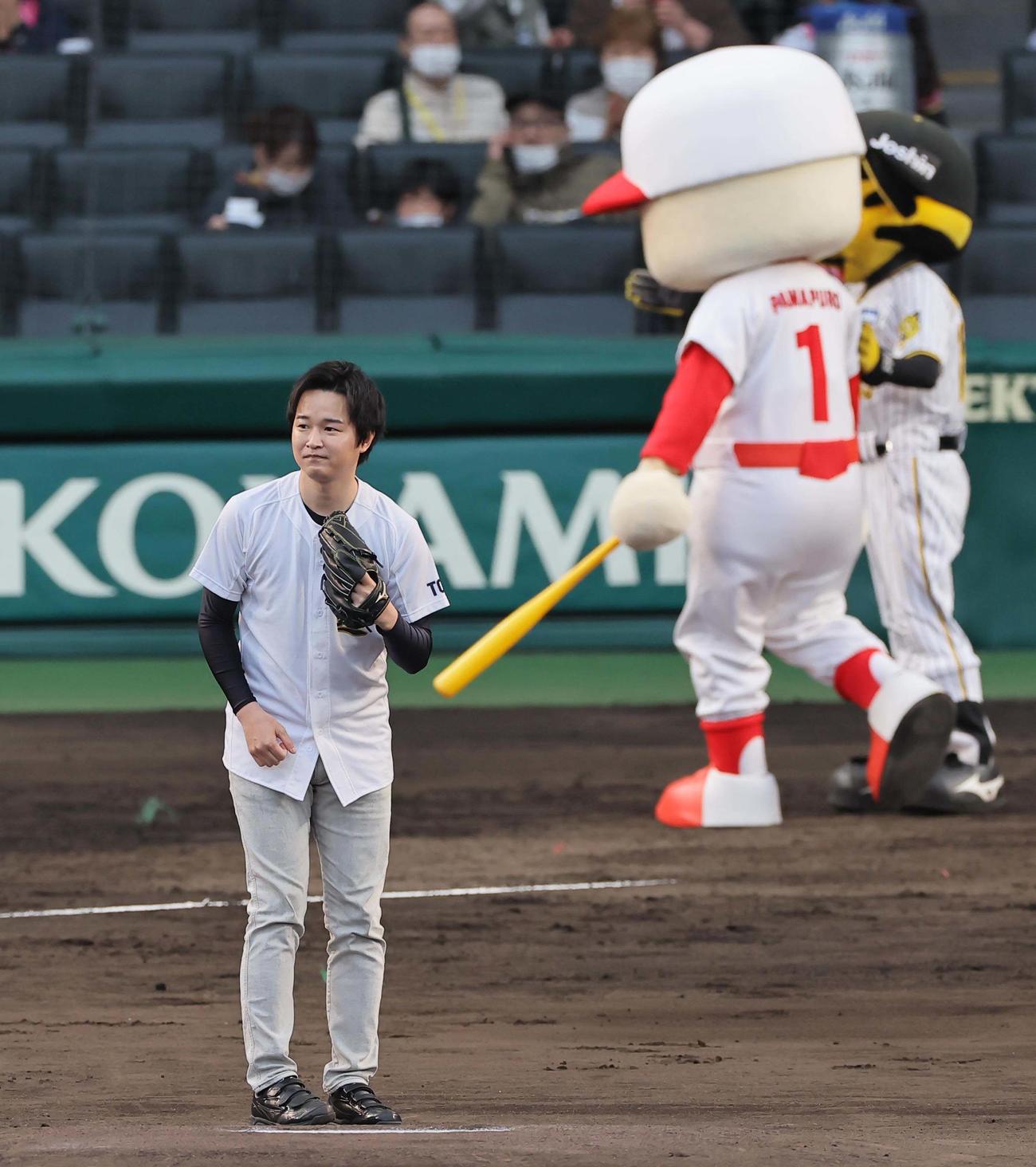 阪神対広島　声優の逢坂（左）はファーストピッチセレモニーで甲子園球場のマウンドに立つ（撮影・上田博志）
