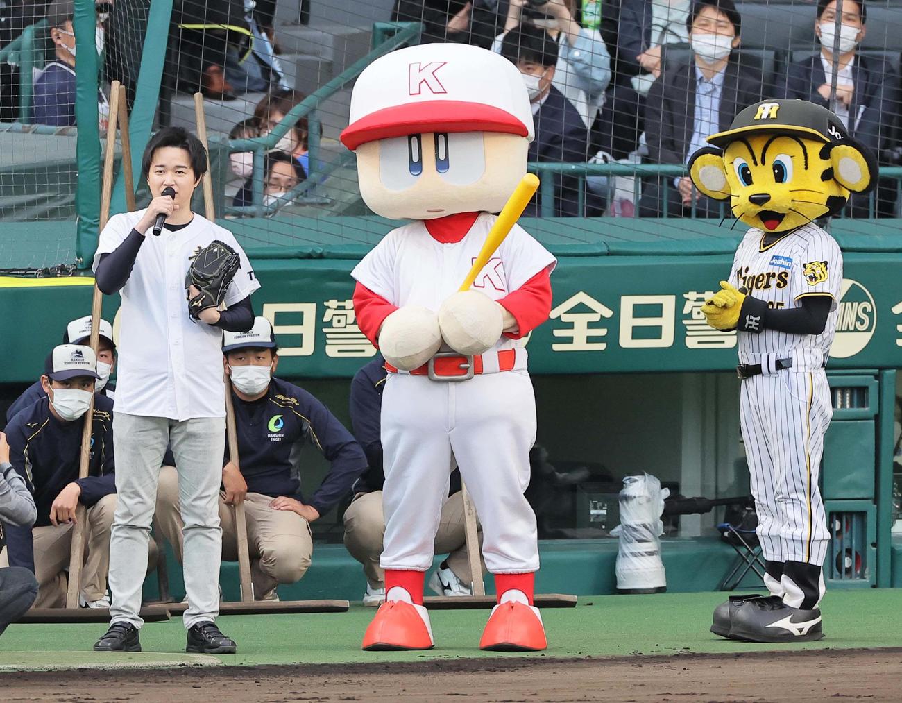 阪神対広島　声優の逢坂（左）はファーストピッチセレモニーで登場した（撮影・上田博志）