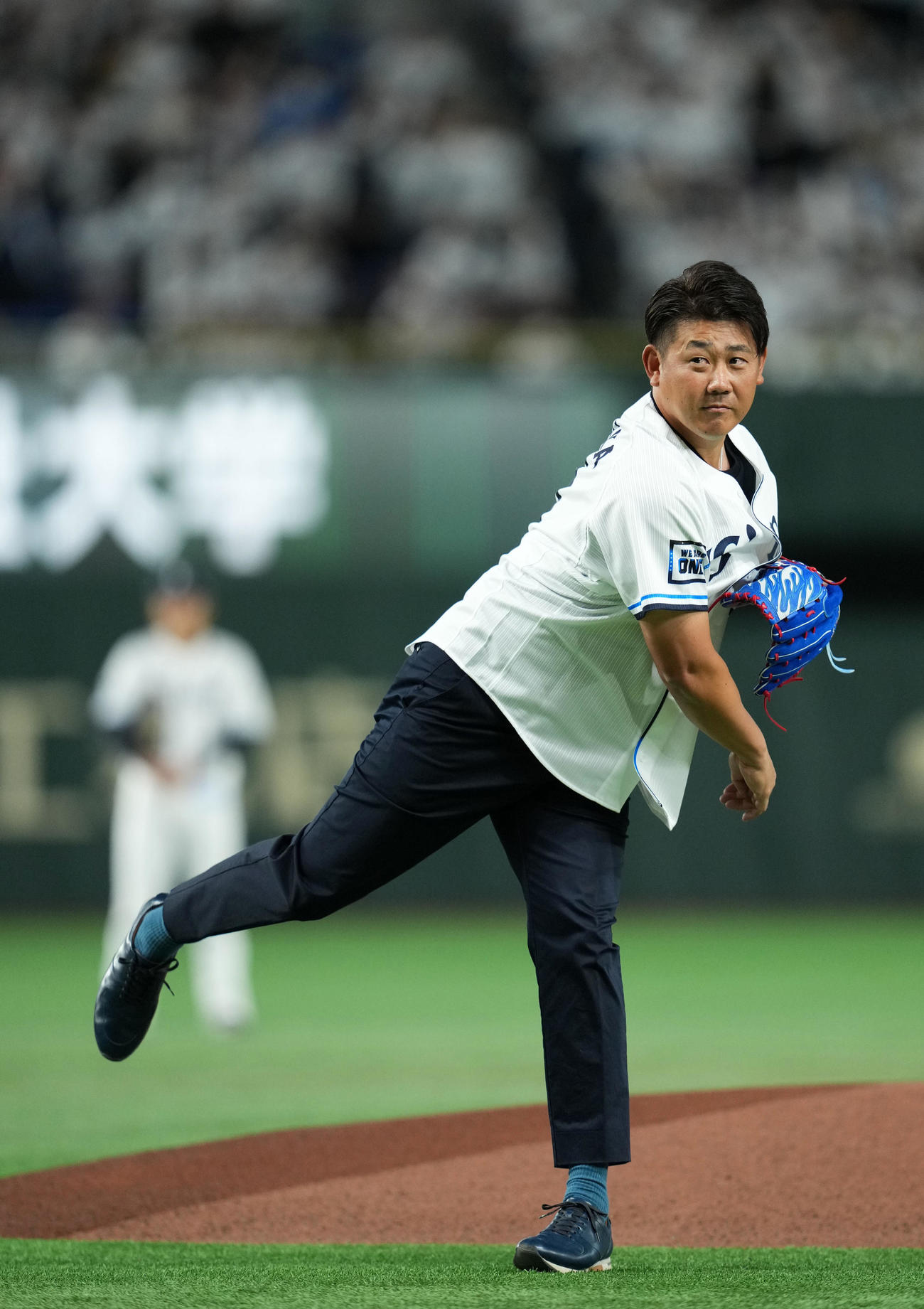 西武対ソフトバンク　始球式をする松坂大輔氏（撮影・横山健太）