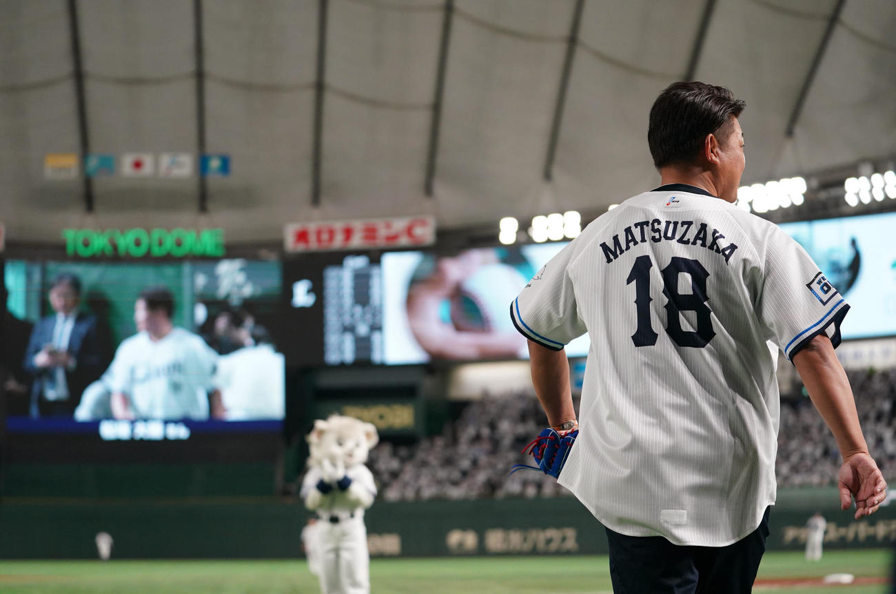西武対ソフトバンク　始球式に登場した松坂大輔氏（撮影・横山健太）