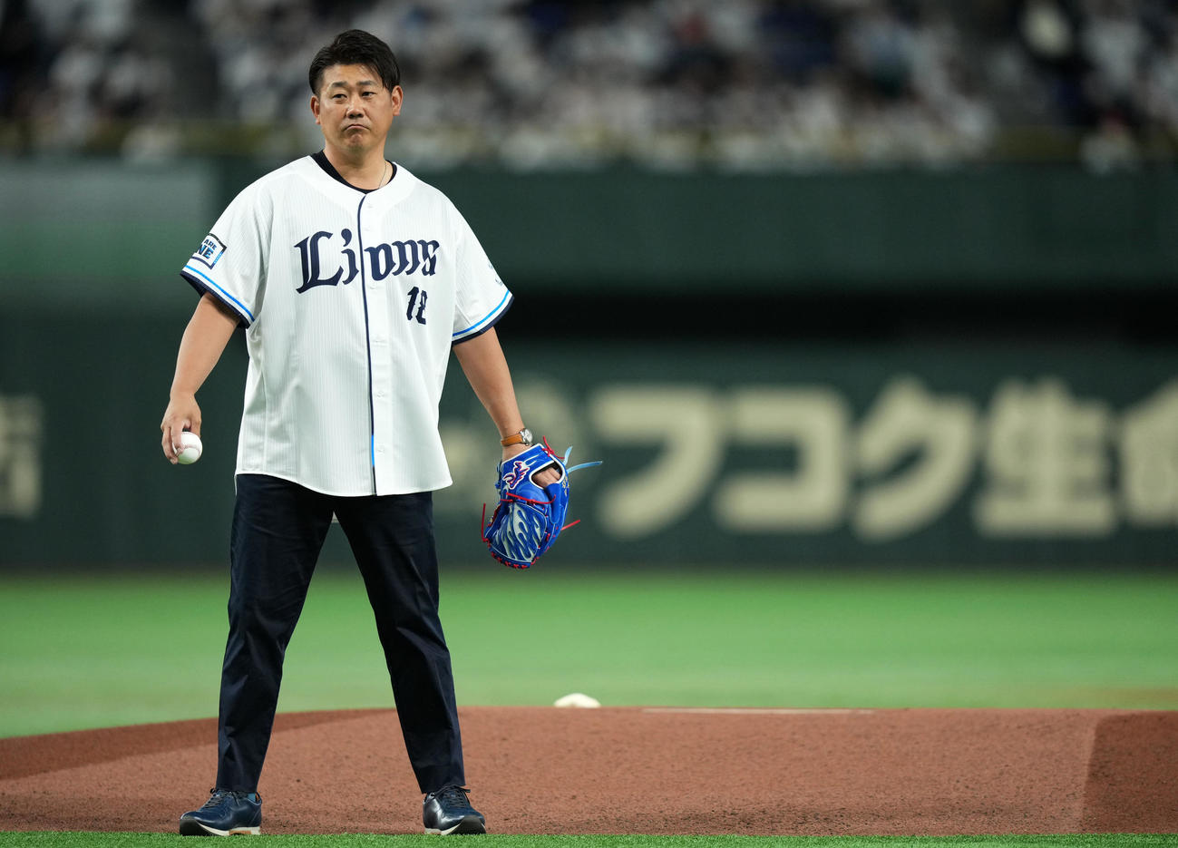 西武対ソフトバンク　マウンドの前から始球式をする松坂大輔氏（撮影・横山健太）