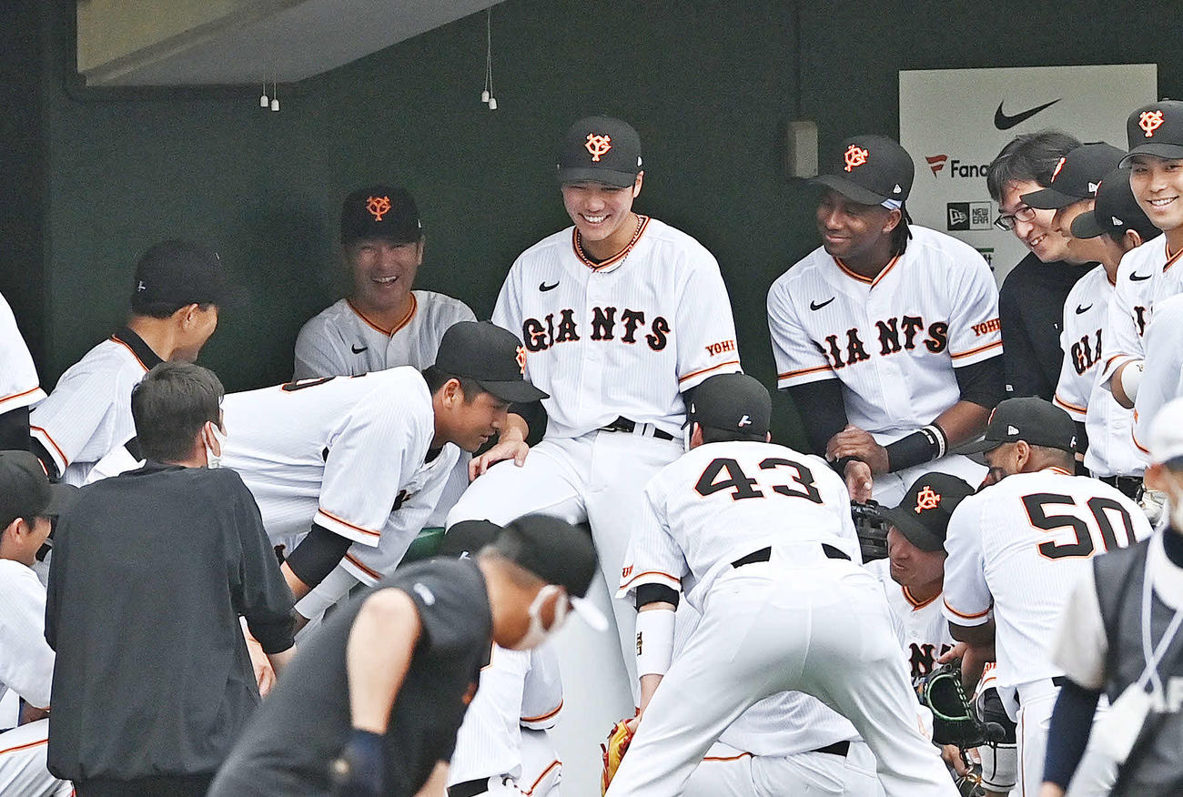 巨人対DeNA　試合前の円陣で巨人坂本（後方中央）は声出しする秋広を笑顔で見守る（撮影・滝沢徹郎）