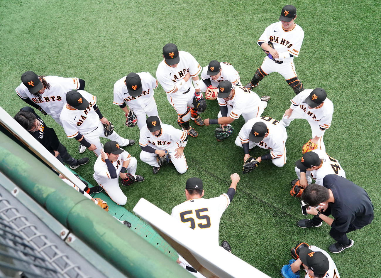 巨人対DeNA　試合前の円陣で声出しする巨人秋広（手前）（撮影・江口和貴）