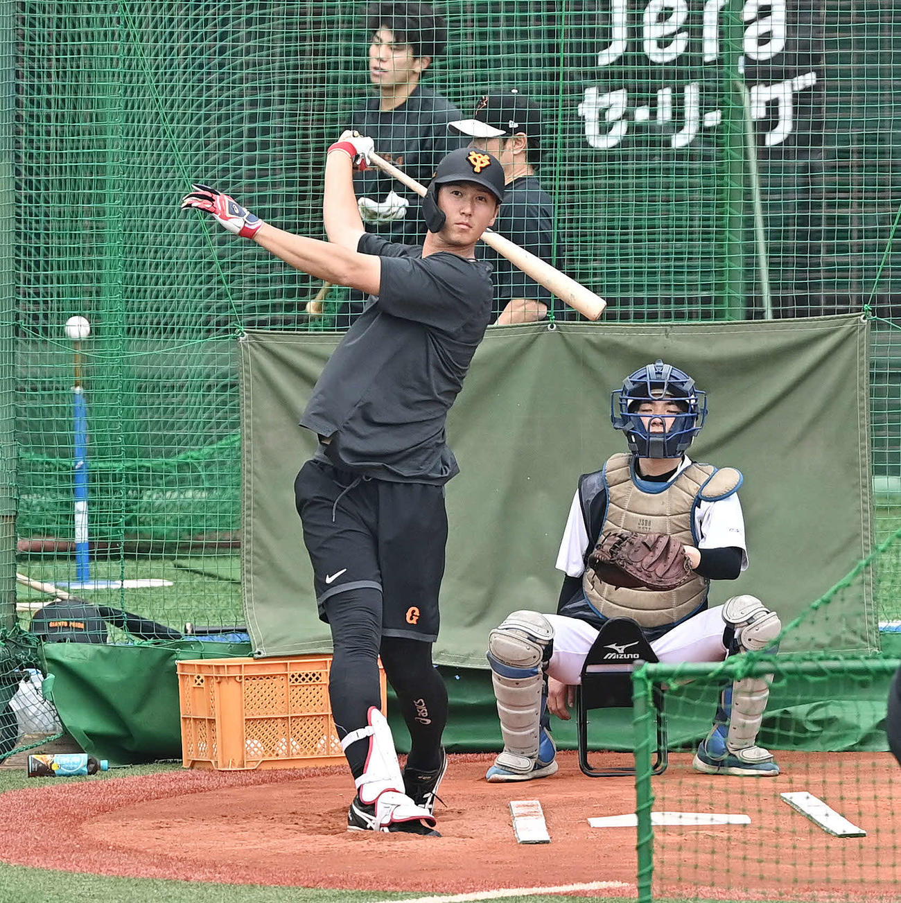 巨人対DeNA　試合前の打撃練習する巨人秋広（撮影・滝沢徹郎）