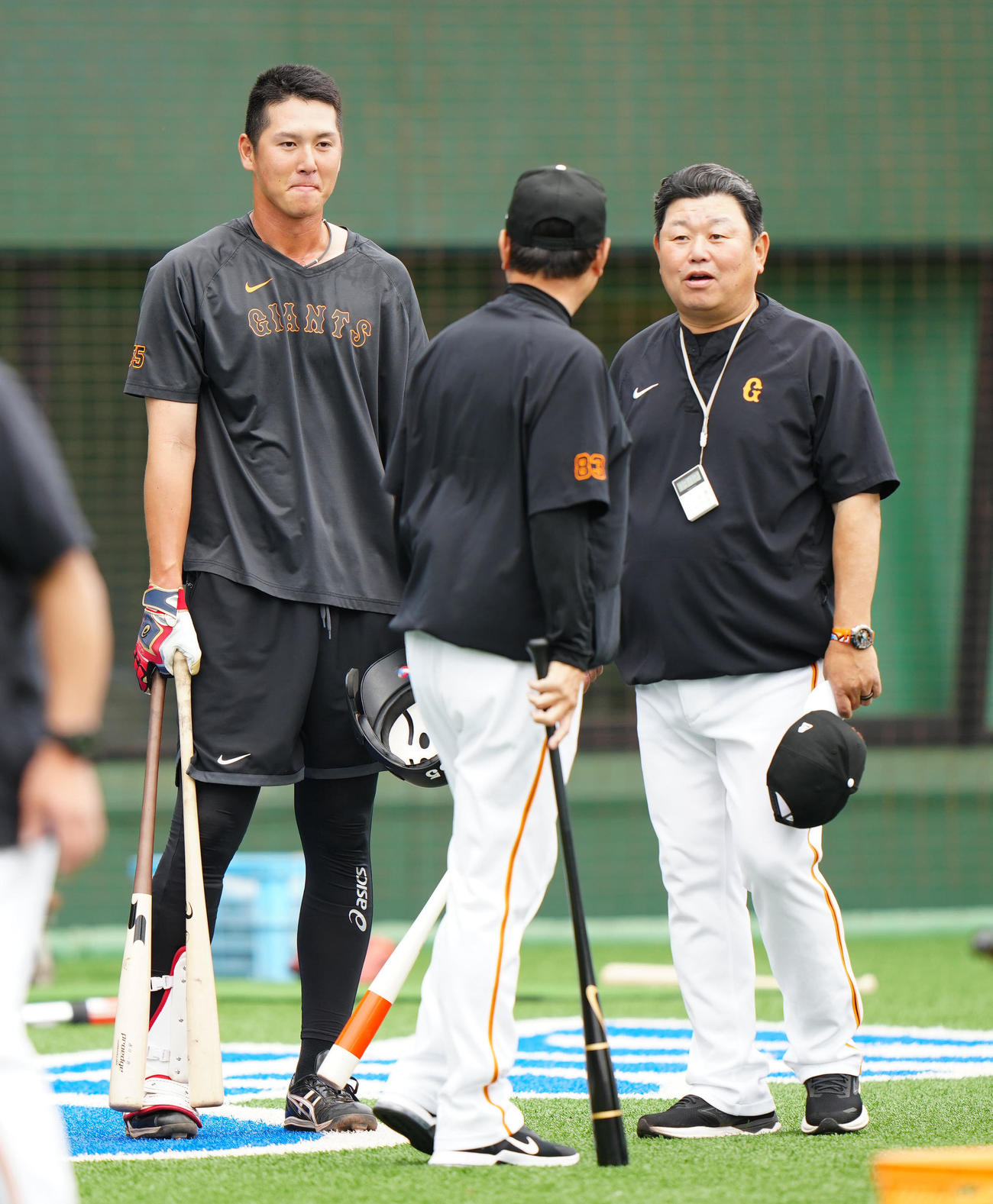 巨人対DeNA　試合前練習中、巨人原監督（中央）と言葉を交わす秋広。右は大久保1軍打撃チーフコーチ（撮影・江口和貴）