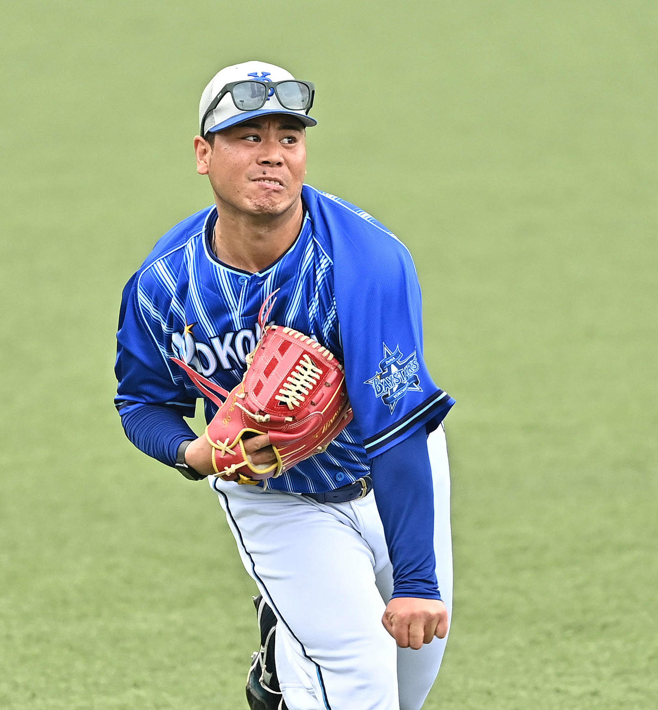 巨人対DeNA　試合前練習のキャッチボールで調整するDeNA浜口（撮影・滝沢徹郎）