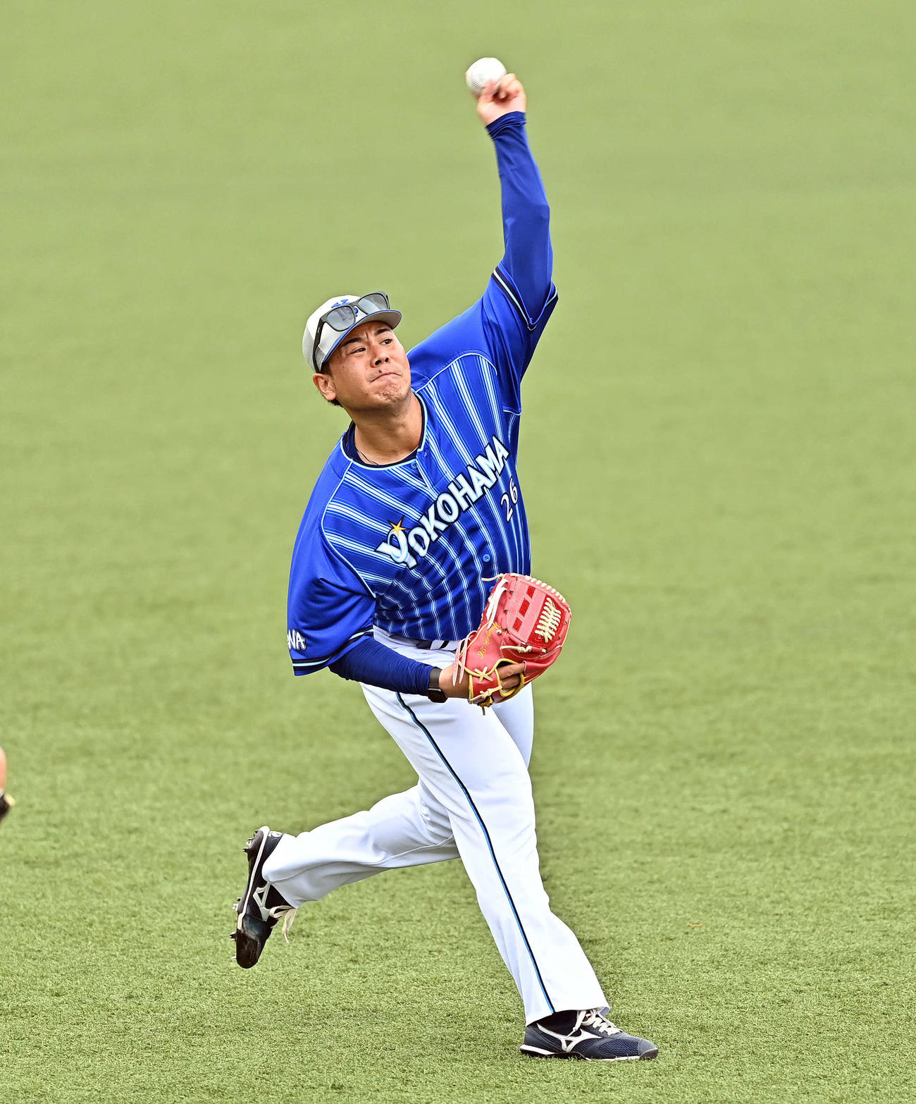 巨人対DeNA　試合前練習のキャッチボールで調整するDeNA浜口（撮影・滝沢徹郎）