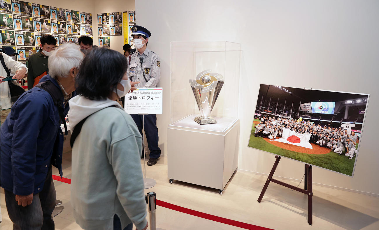 甲子園歴史館に展示されたWBCの優勝トロフィー（撮影・前田充）
