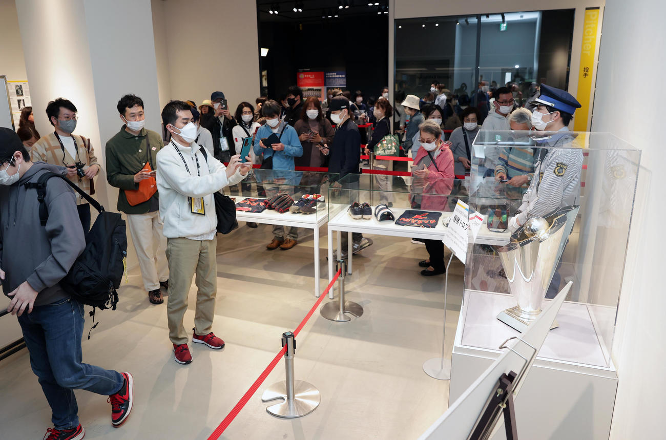 甲子園歴史館に展示されたWBCの優勝トロフィー（撮影・前田充）