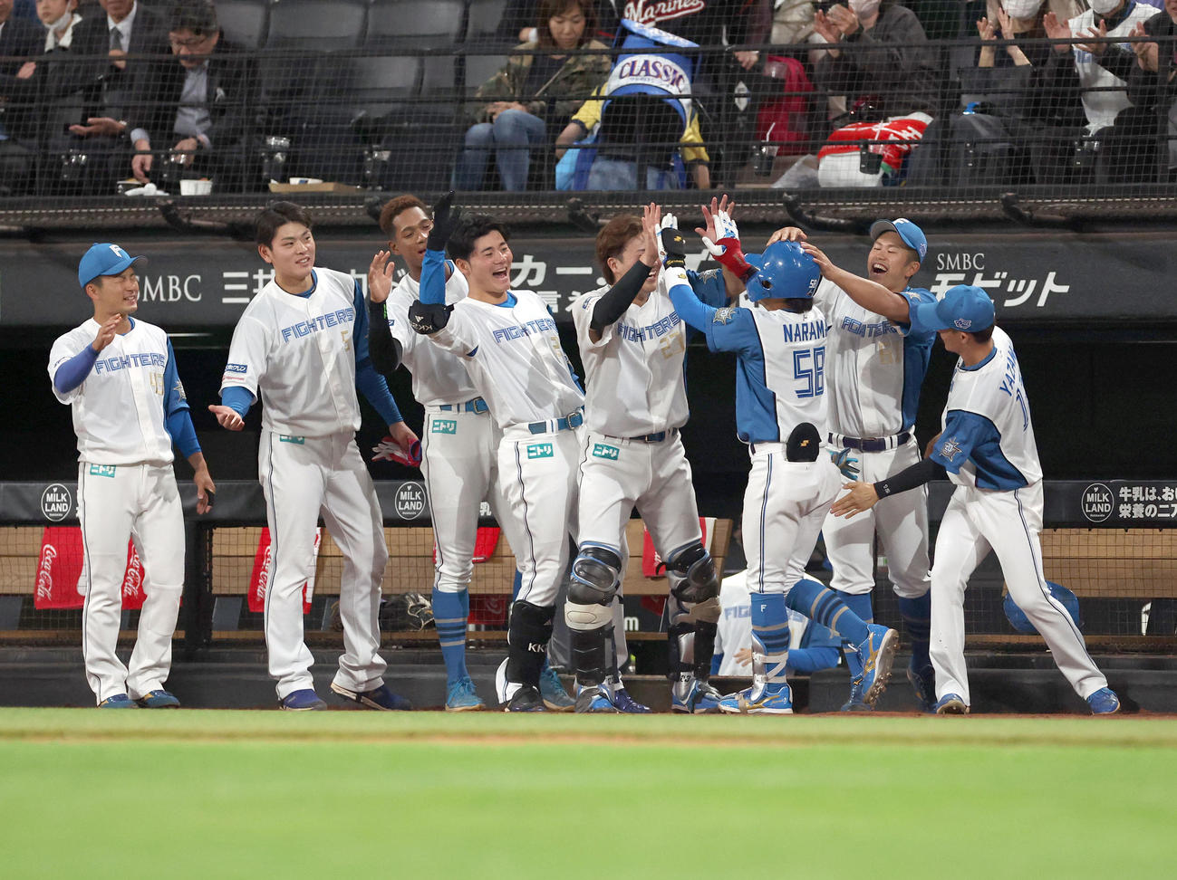日本ハム対ロッテ　3回裏日本ハム無死、プロ初本塁打を放ちナインに出迎えられる奈良間（撮影・佐藤翔太）